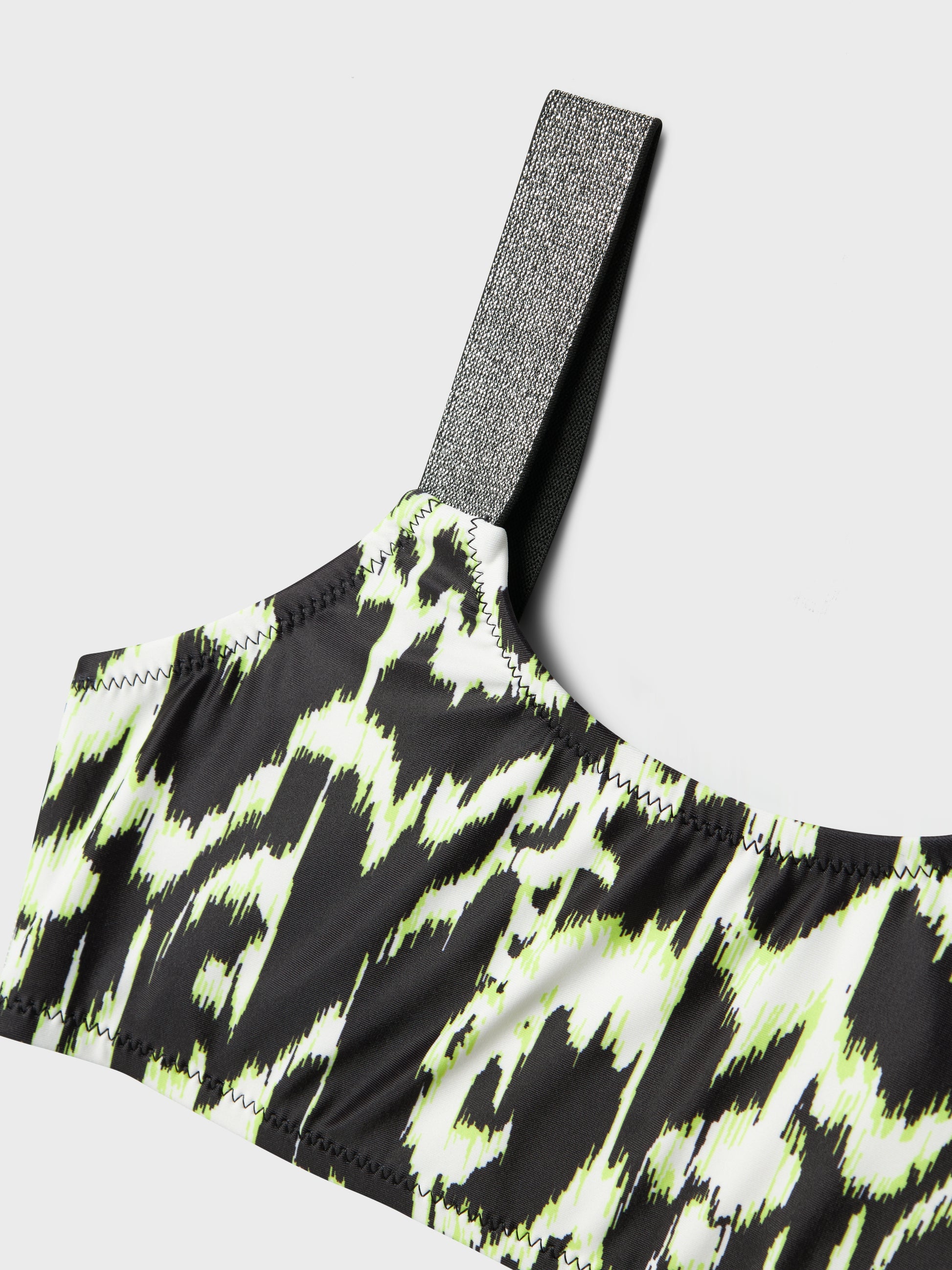 Mönstrad bikini med glitter på axelbanden. Tjej badkläder. Bikini svart, beige till flicka, barn. Ta en simtur eller njut av det varma vädret i coola badklädesstilar som garanterar ditt barn en trendig look.

13226714 
NKFZERIA BIKINI