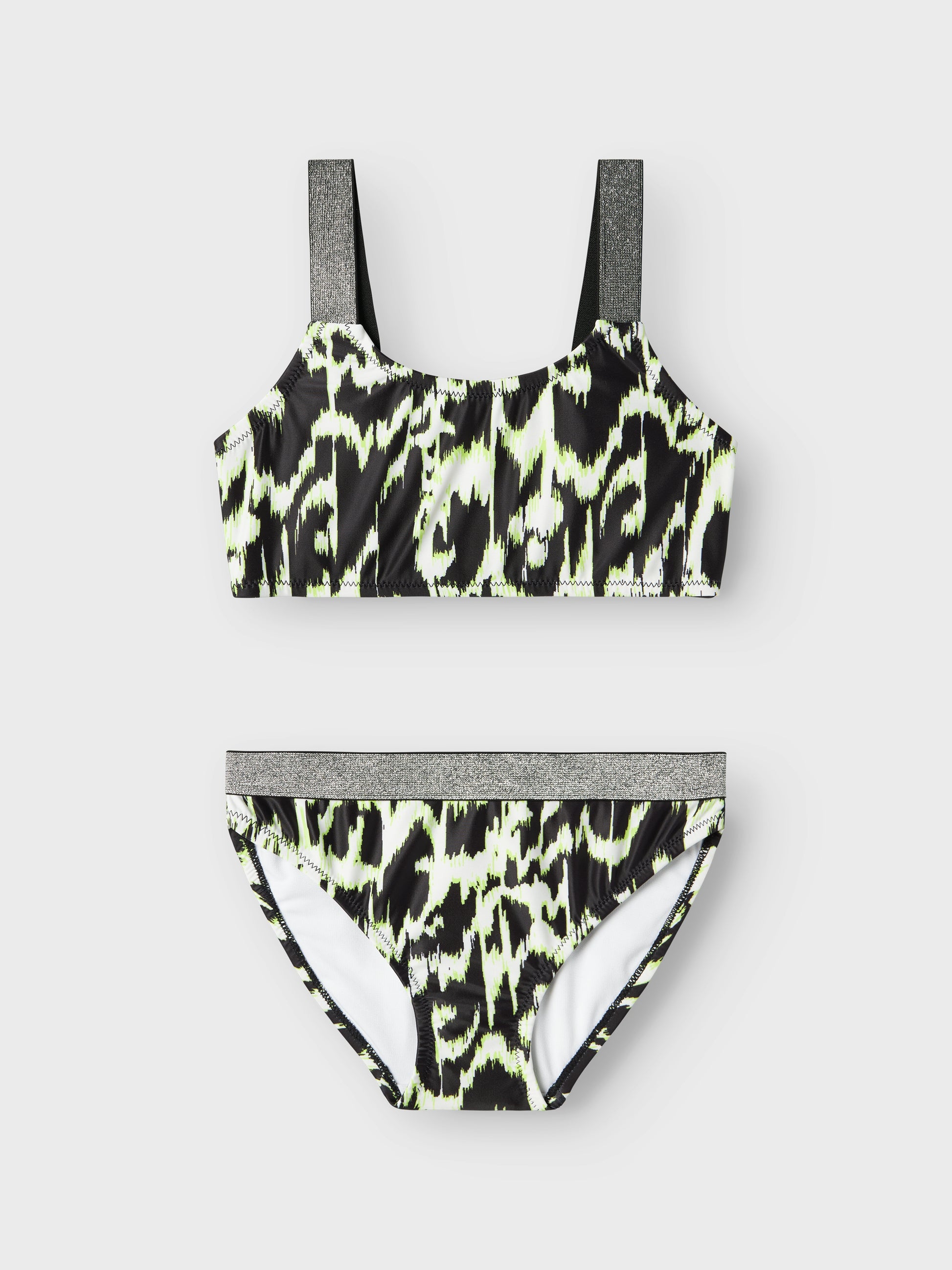 Mönstrad bikini med glitter på axelbanden. Tjej badkläder. Bikini svart, beige till flicka, barn. Ta en simtur eller njut av det varma vädret i coola badklädesstilar som garanterar ditt barn en trendig look.

13226714 
NKFZERIA BIKINI