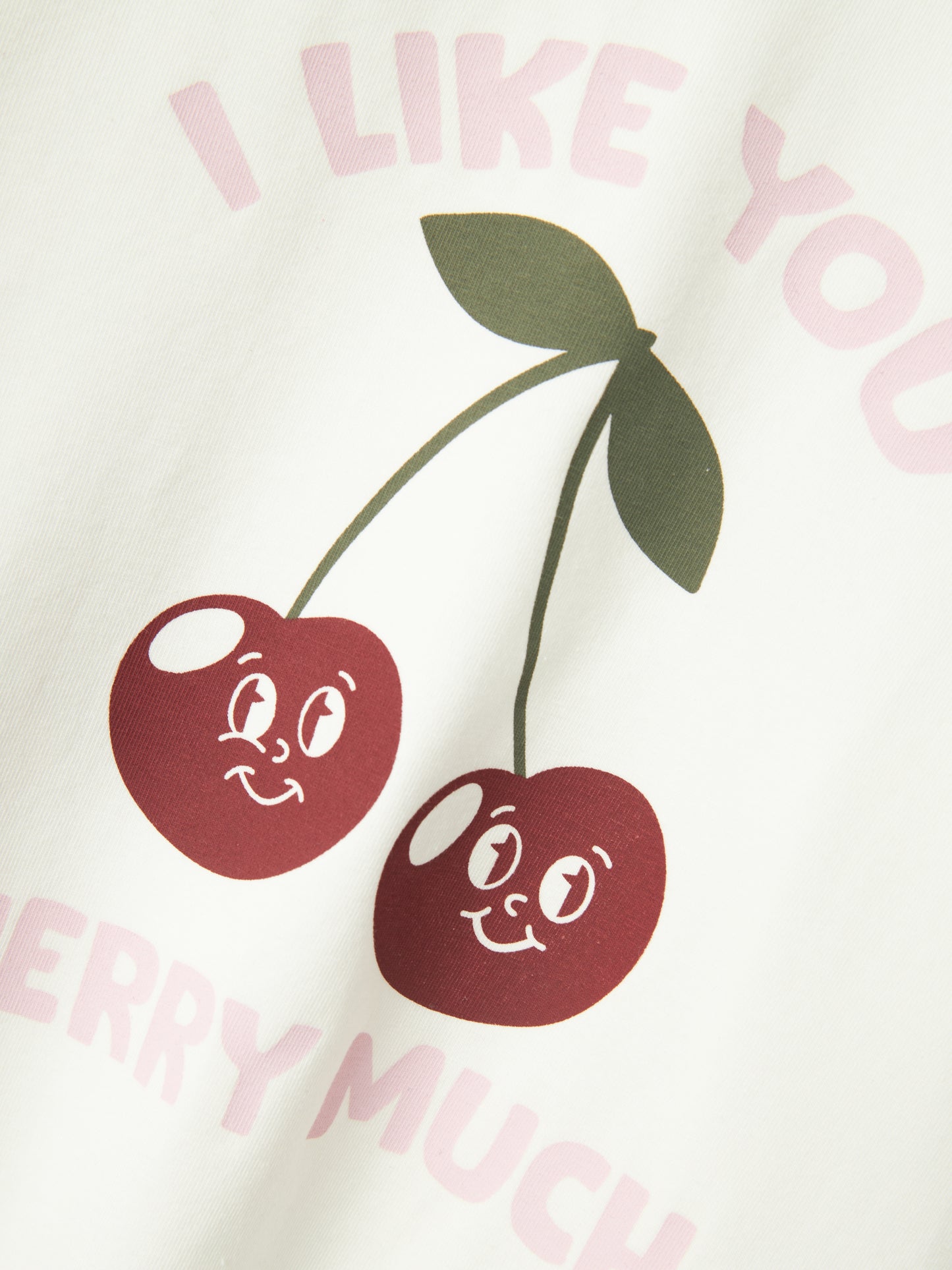 Vit långärmad tröja till flicka. Körsbärs t-shirt till tjej i ekologisk bomull från Name it.
NMFBERRIE NREG LS TOP
13240000