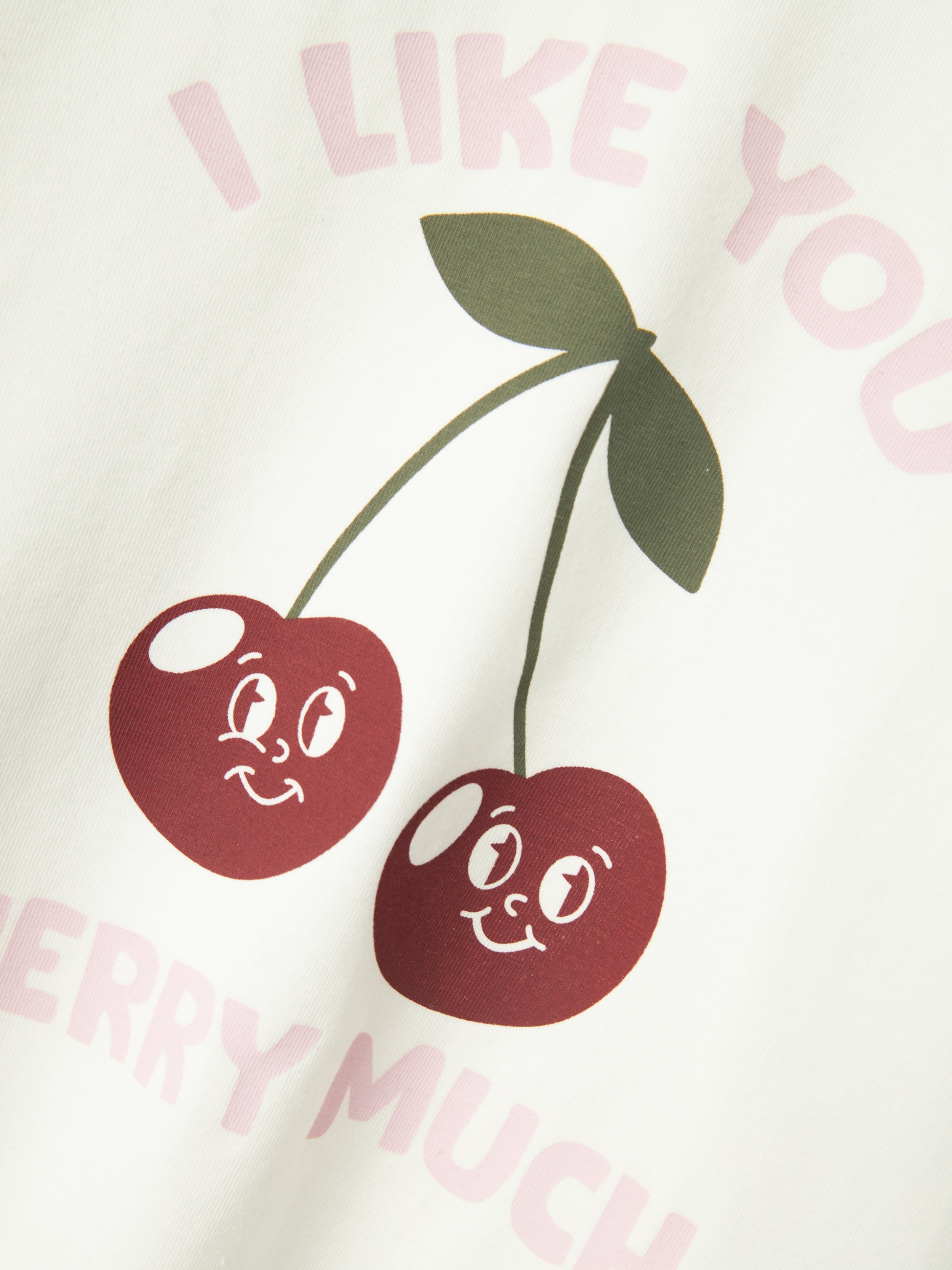 Vit långärmad tröja till flicka. Körsbärs t-shirt till tjej i ekologisk bomull från Name it.
NMFBERRIE NREG LS TOP
13240000