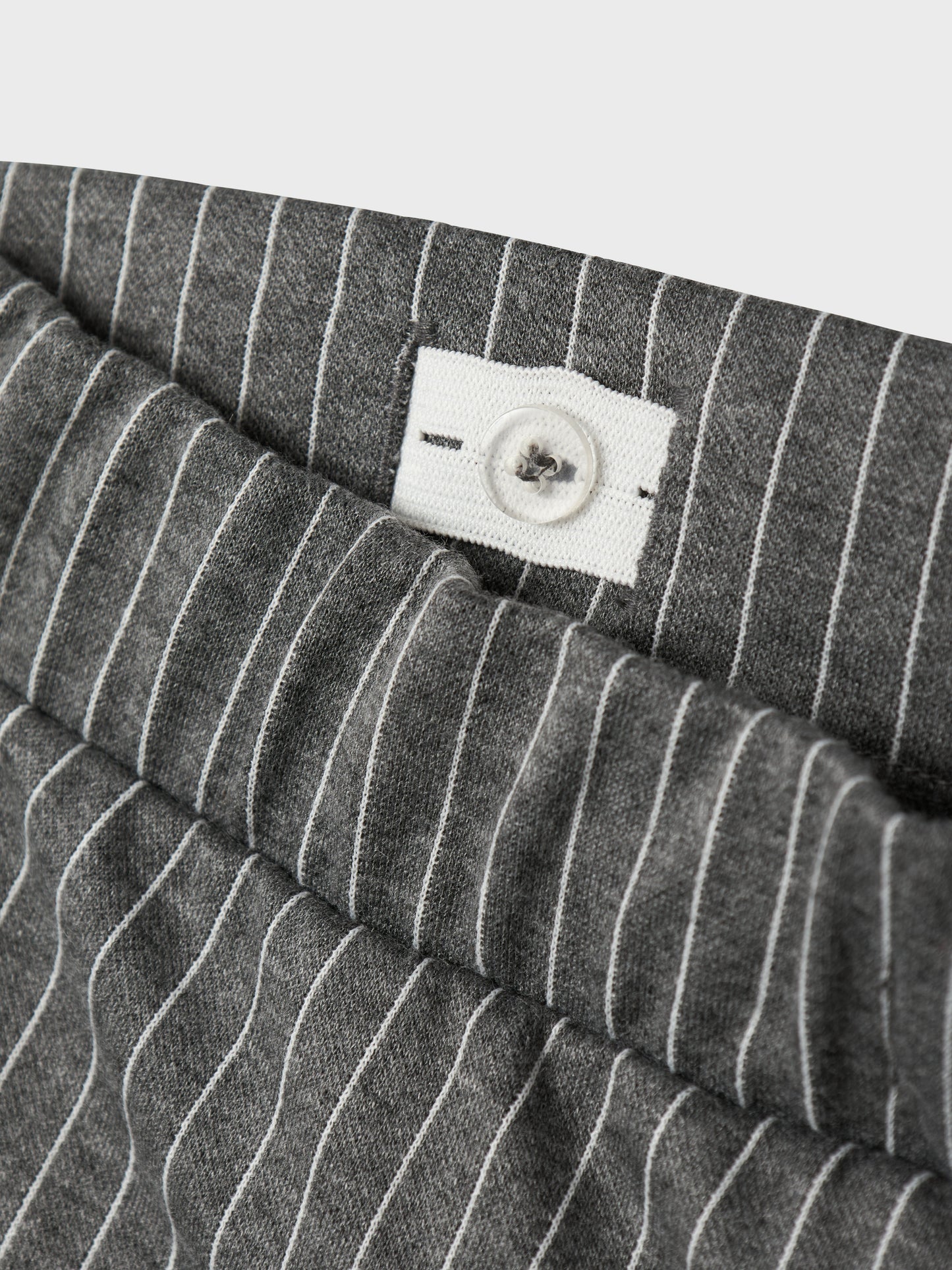 Grå randig kostym byxa till tjej, ungdom. Teen byxor i grått till flicka som vill ha vida byxor.
NLFBIN PLEAT LW WIDE PANT
13240345