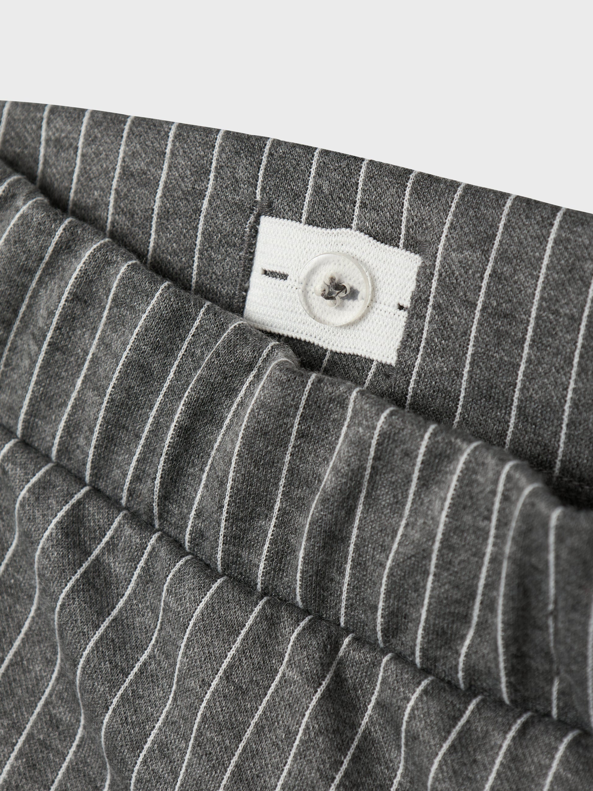 Grå randig kostym byxa till tjej, ungdom. Teen byxor i grått till flicka som vill ha vida byxor.
NLFBIN PLEAT LW WIDE PANT
13240345