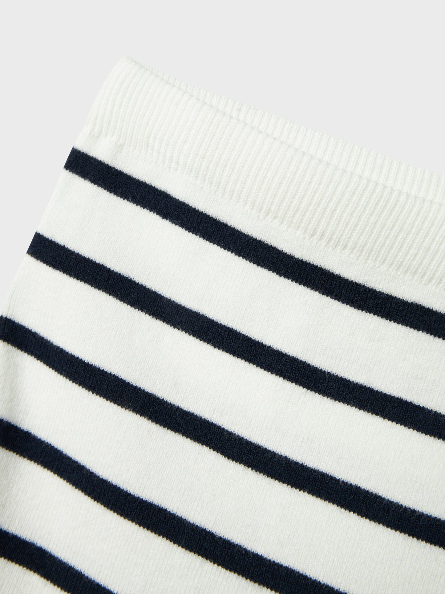 Vit och blå randig stickade kjol til flicka i ekologisk ekovero från Name it. 
NKFDINILLA KNIT SKIRT BOX
13240137
