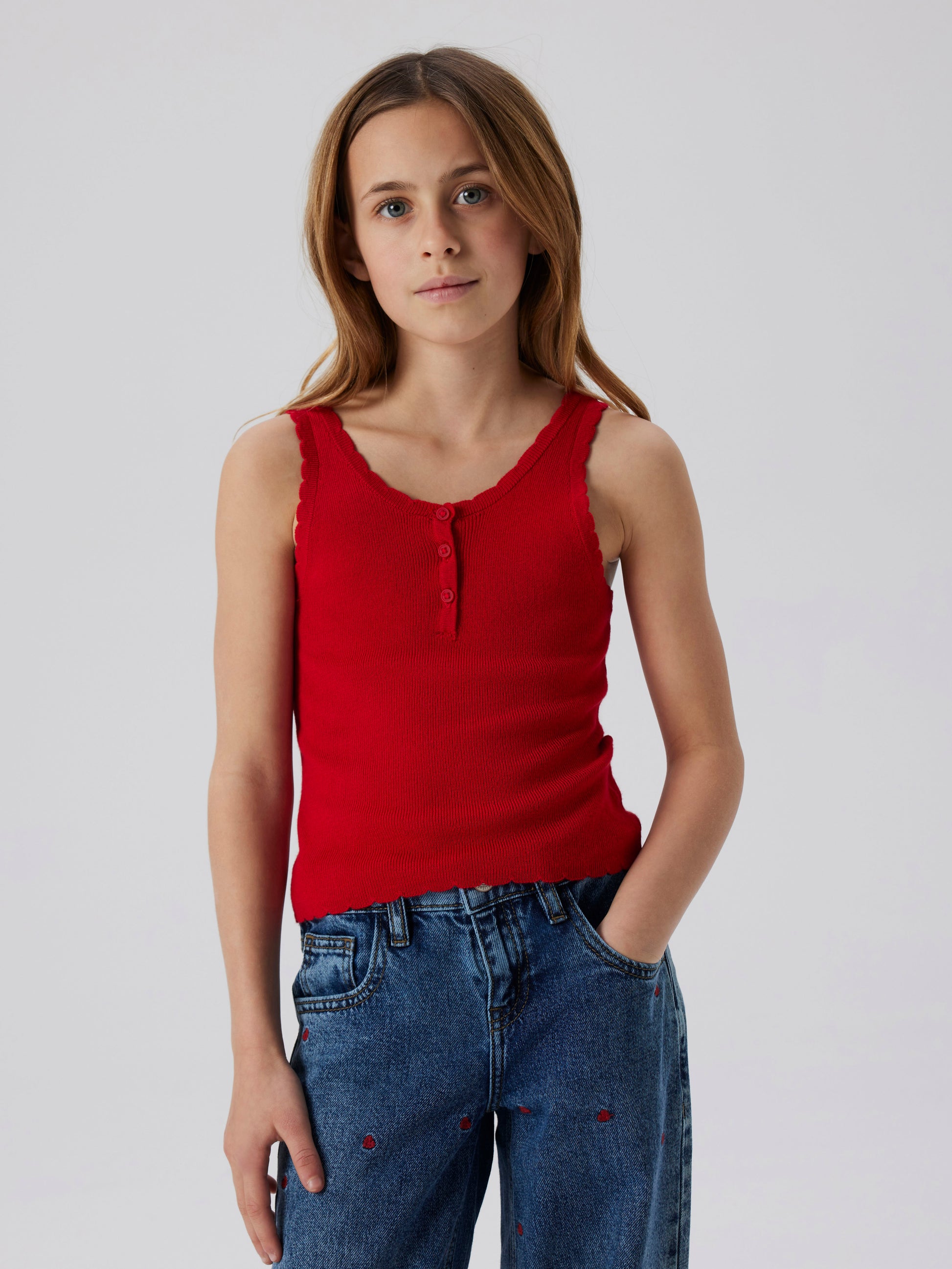 Rött stickat linne till tjej, ungdom. Ekovero linne till flicka, röd färg. Fina detaljer och vackert, trendigt linne från Name it, barn och ungdoms kläder.
NKFFILISA KNIT STRAP TOP
13227354