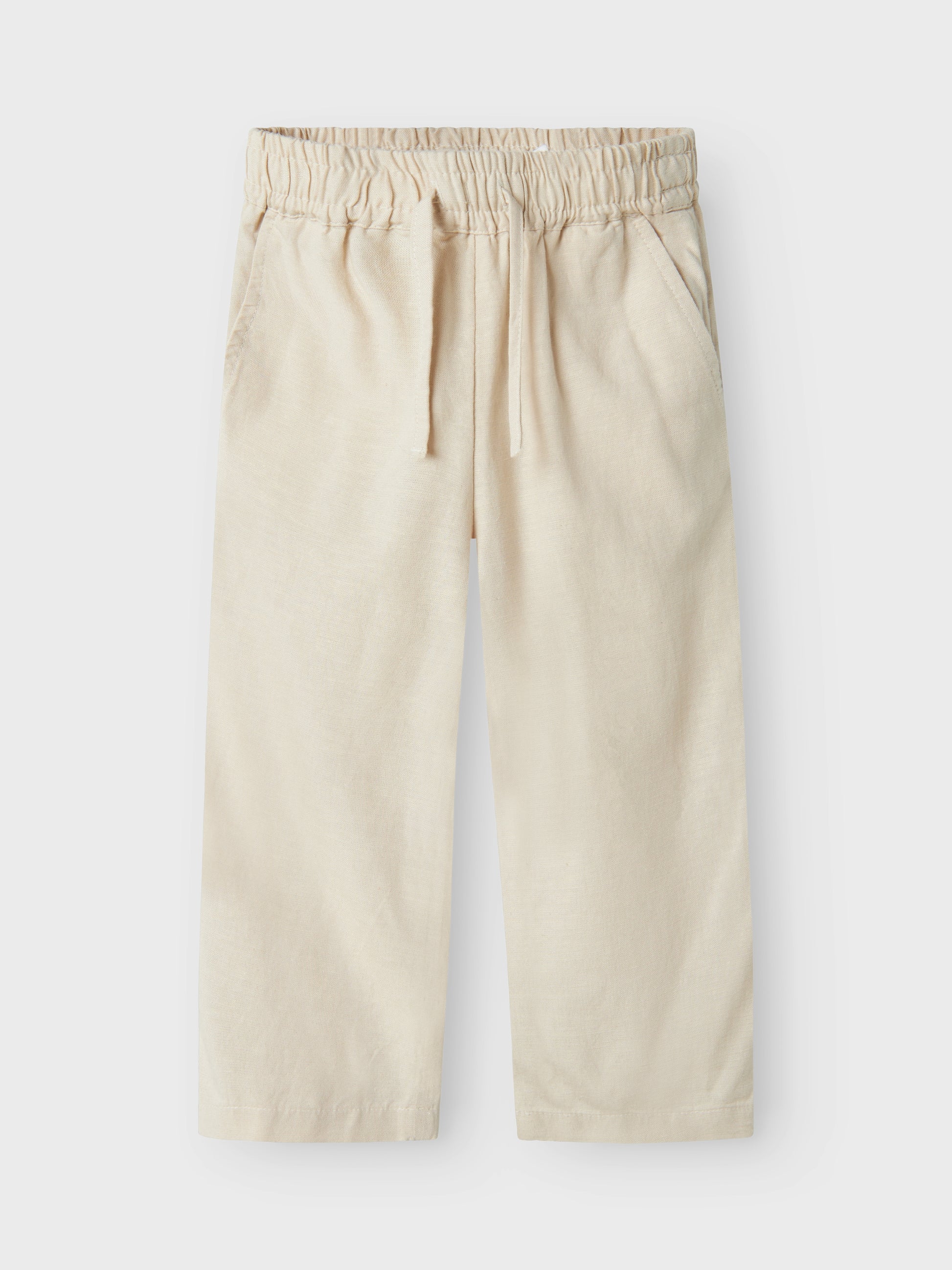 Beige linnebyxa med snodd i midjan till pojke från Name it. Snygg tunn sommar byxa till midsommar och när du vill vara festfin.
NMMFAHER PANT F
13227708