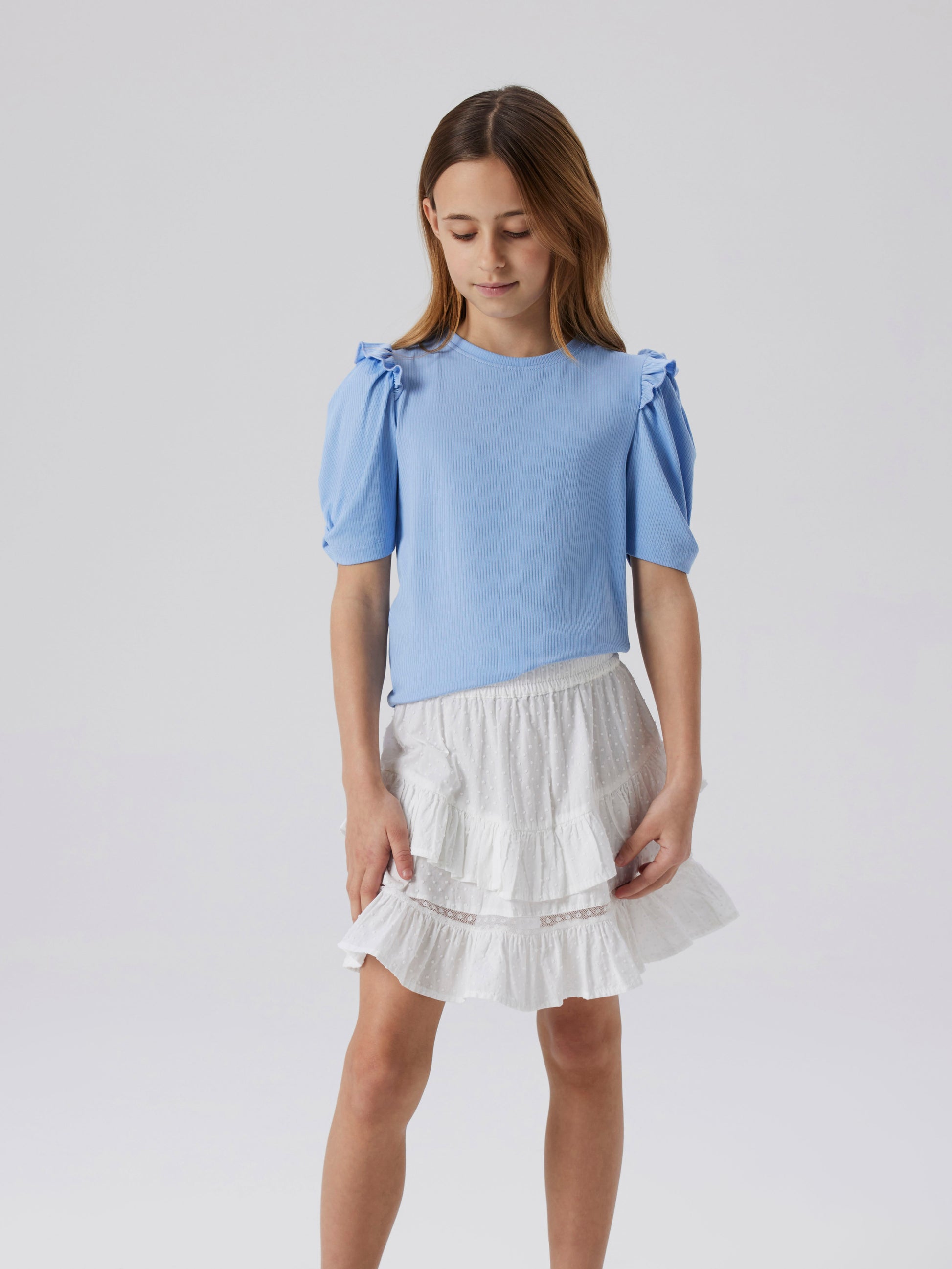 Vit vacker volang kjol till flicka, tjej från Name it. Sommarkjol perfekt till skolavslutning och midsommar fest.
NKFFATIDIAS SKIRT
13240162