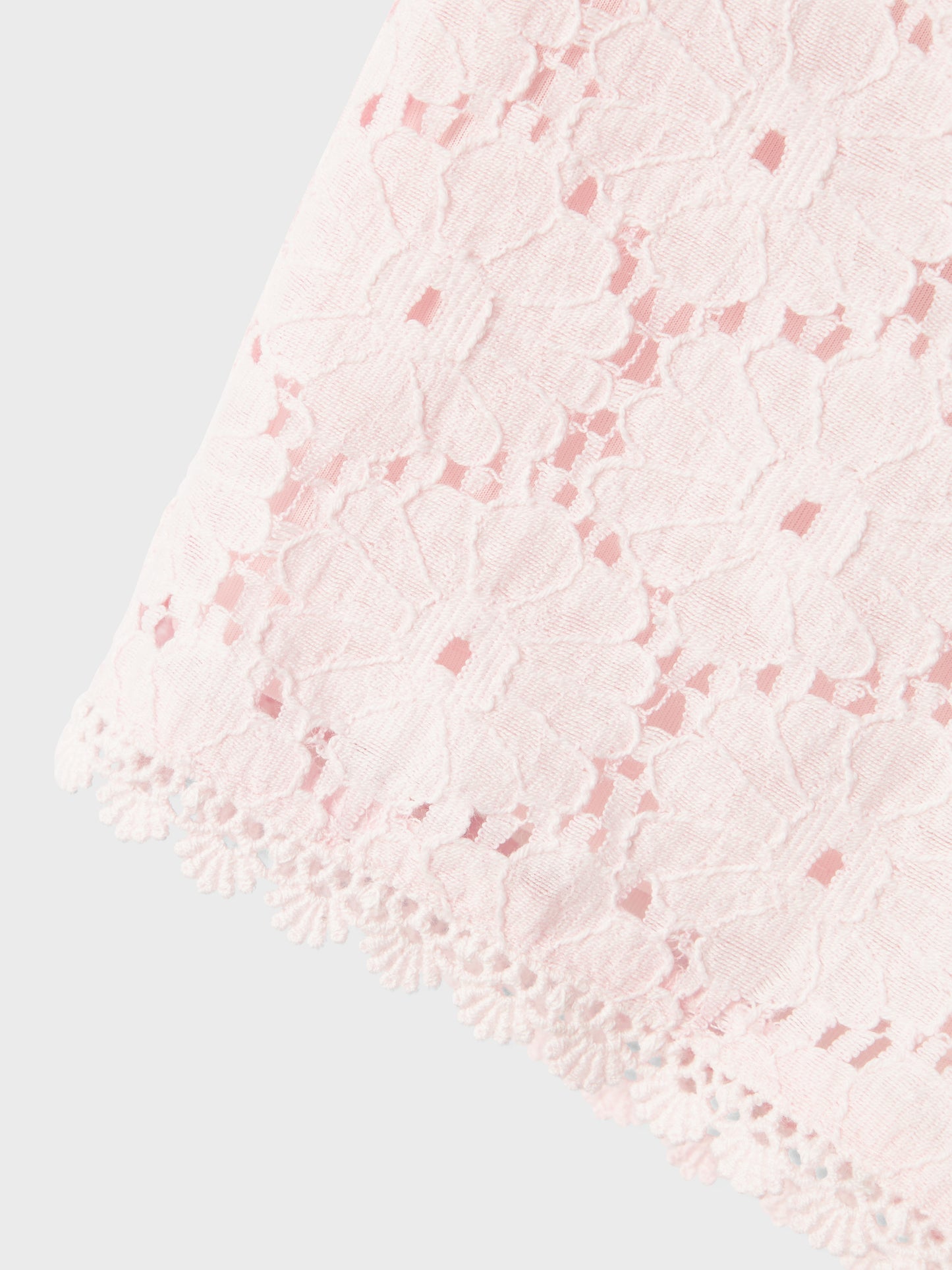 Söt rosa shorts i spets till flicka. Sommar shorts i fin ljusrosa färg från Name it.
NMFFETILLE SHORTS
13240236