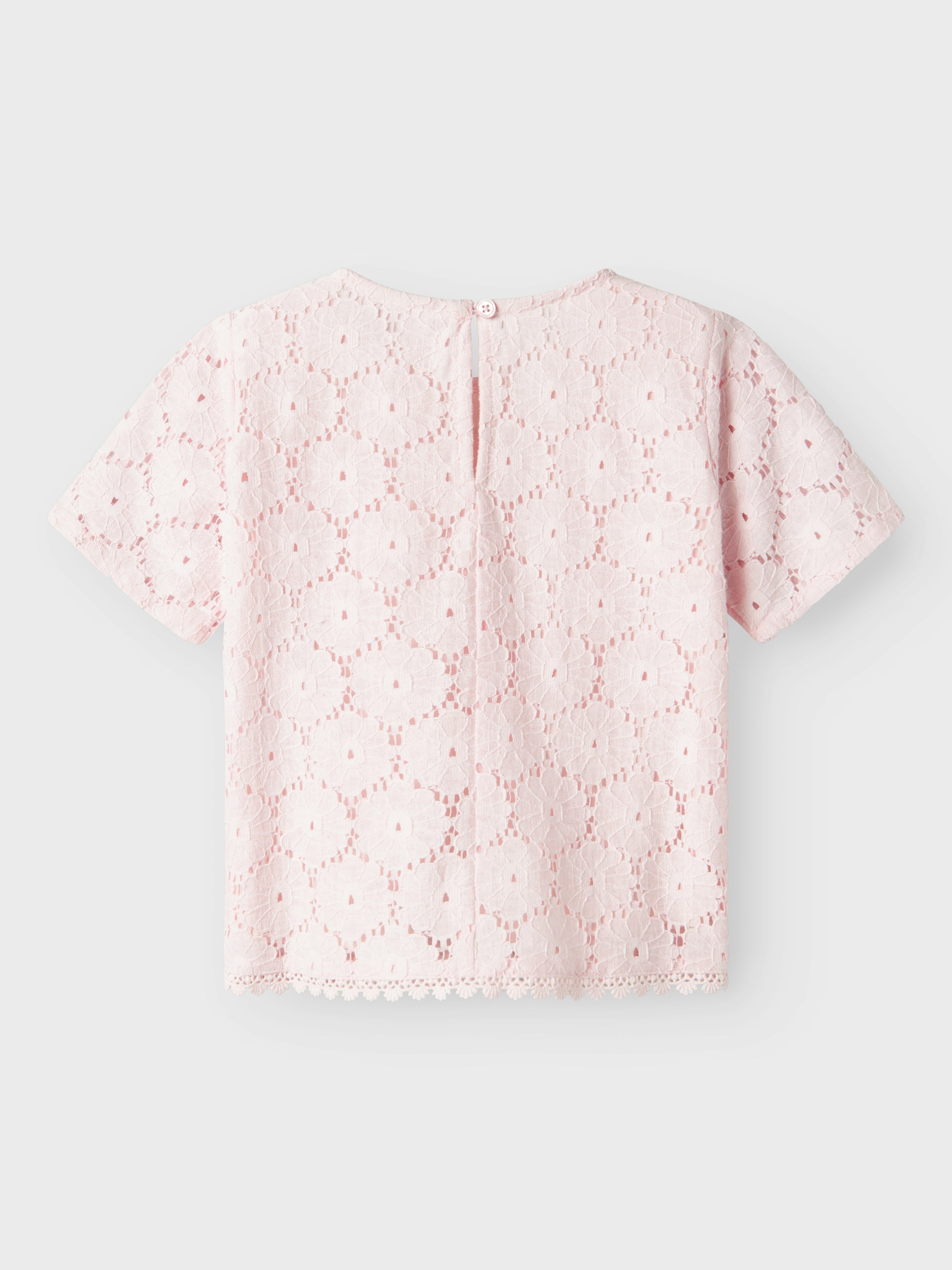 Söt rosa topp till flicka i spets. Kortärmad t-shirt, fin sommar set med tillhörande shorts. Barnkläder från Name it.
NMFFETILLE SS TOP
13240237
