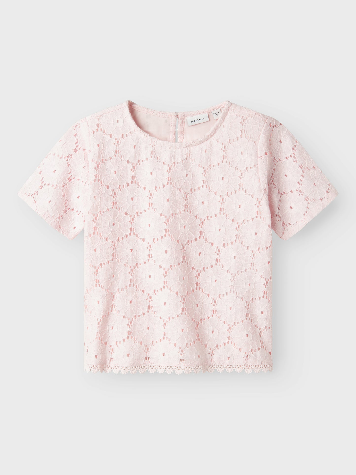 Söt rosa topp till flicka i spets. Kortärmad t-shirt, fin sommar set med tillhörande shorts. Barnkläder från Name it.
NMFFETILLE SS TOP
13240237