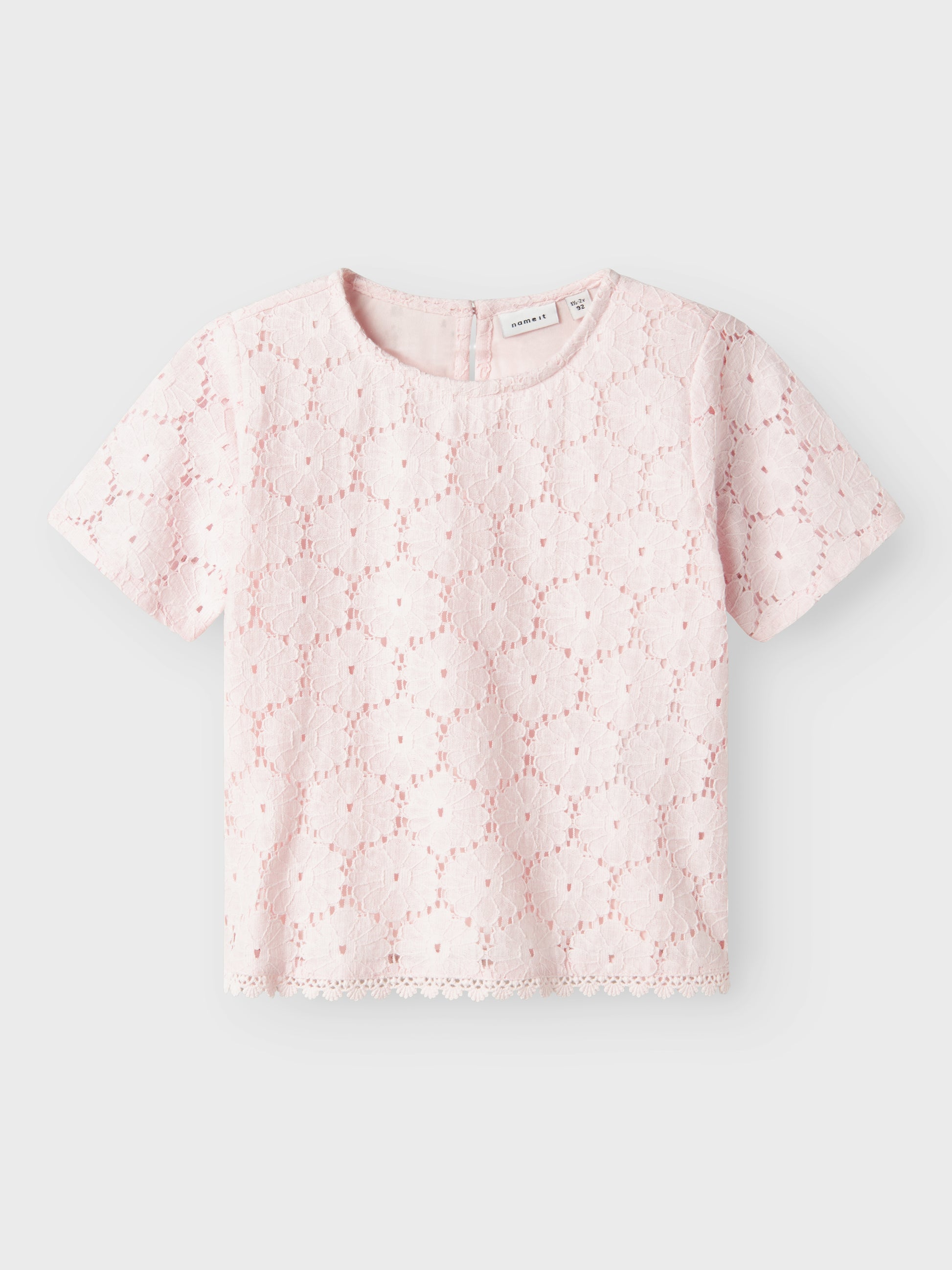 Söt rosa topp till flicka i spets. Kortärmad t-shirt, fin sommar set med tillhörande shorts. Barnkläder från Name it.
NMFFETILLE SS TOP
13240237