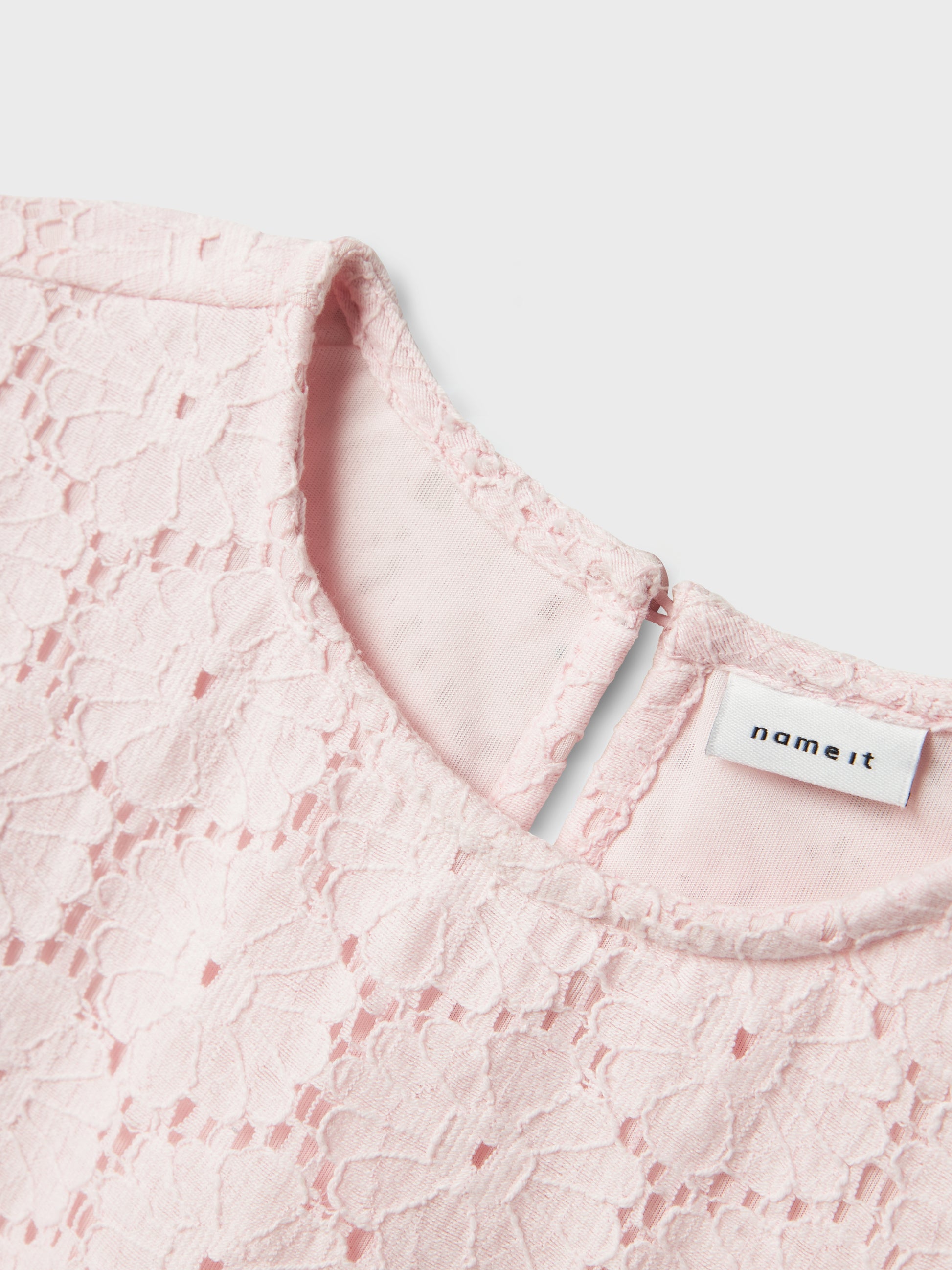 Söt rosa topp till flicka i spets. Kortärmad t-shirt, fin sommar set med tillhörande shorts. Barnkläder från Name it.
NMFFETILLE SS TOP
13240237