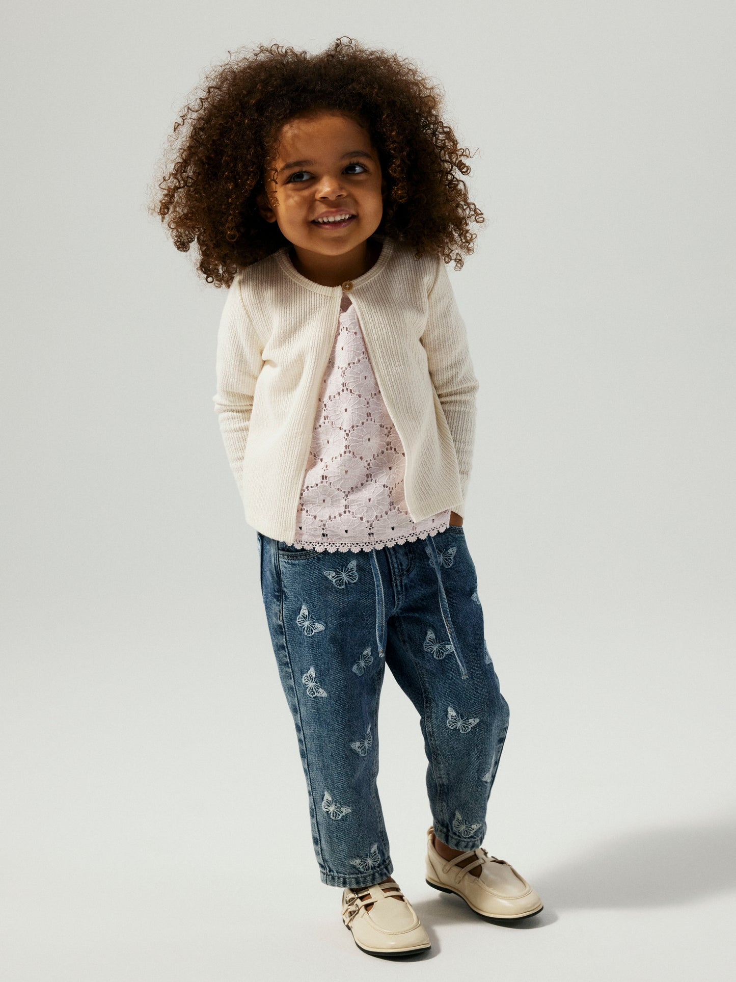 Söt rosa topp till flicka i spets. Kortärmad t-shirt, fin sommar set med tillhörande shorts. Barnkläder från Name it.
NMFFETILLE SS TOP
13240237