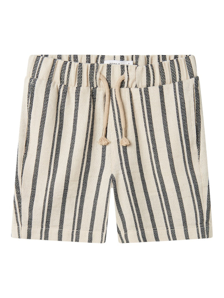 Beige randiga pojke shorts med snörning – svala, slitstarka och redo för sommarens äventyr till ungdom kille.
NKMFOKO NREG SHORTS
13240151