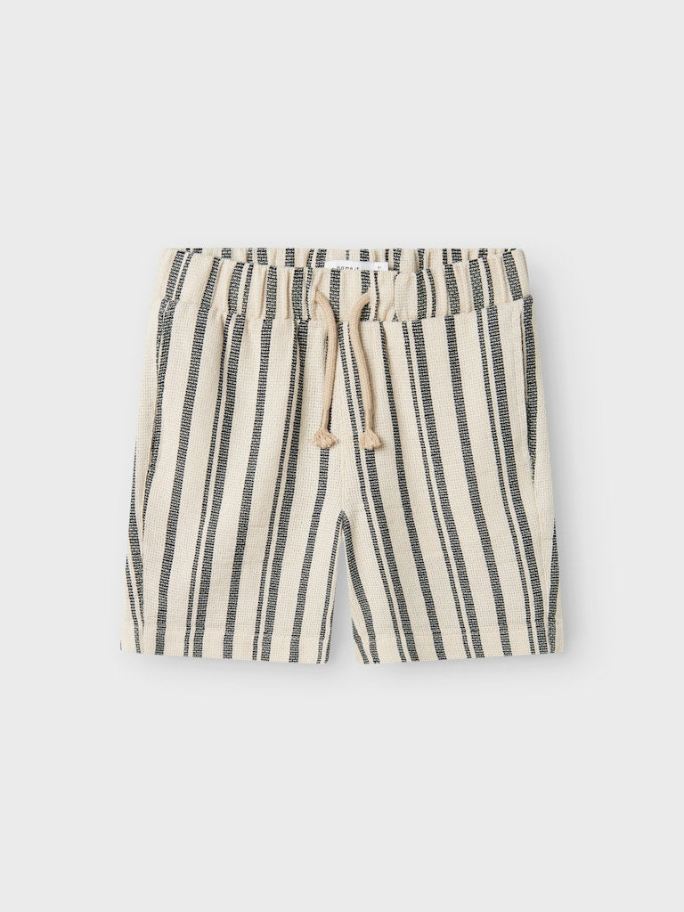 Beige randiga pojke shorts med snörning – svala, slitstarka och redo för sommarens äventyr till ungdom kille.
NKMFOKO NREG SHORTS
13240151