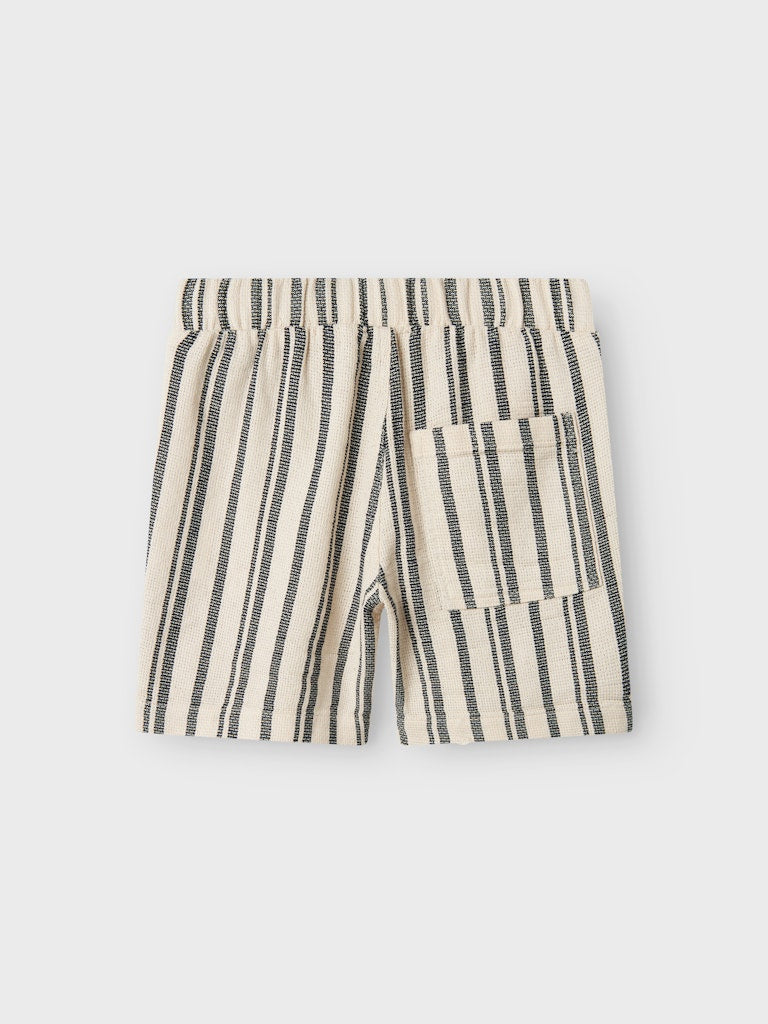 Beige randiga pojke shorts med snörning – svala, slitstarka och redo för sommarens äventyr till ungdom kille.
NKMFOKO NREG SHORTS
13240151