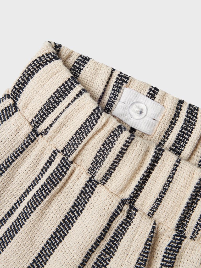 Beige randiga pojke shorts med snörning – svala, slitstarka och redo för sommarens äventyr till ungdom kille.
NKMFOKO NREG SHORTS
13240151