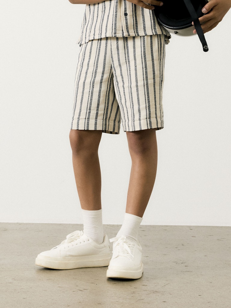 Beige randiga pojke shorts med snörning – svala, slitstarka och redo för sommarens äventyr till ungdom kille.
NKMFOKO NREG SHORTS
13240151