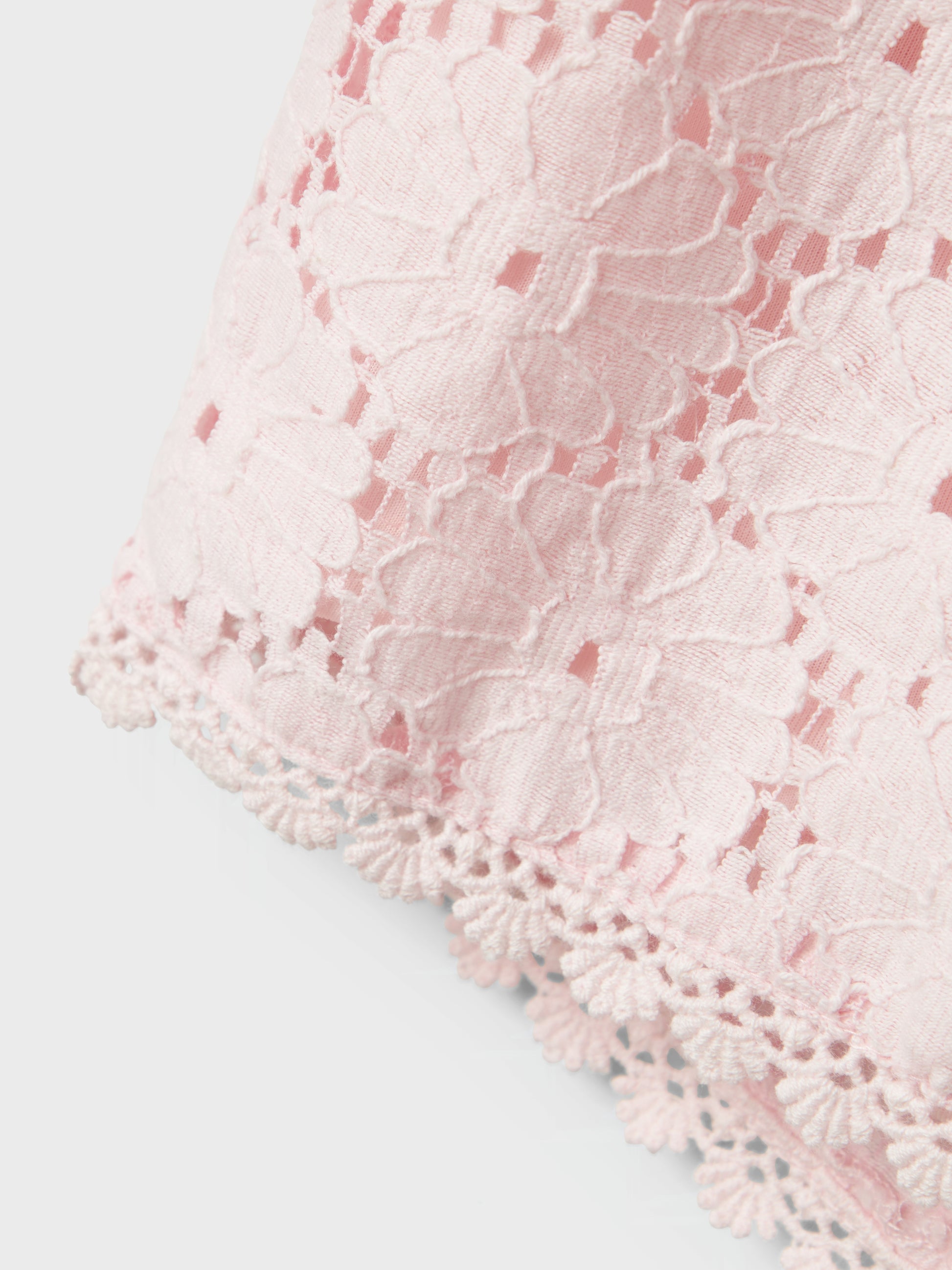 Rosa shorts till flicka i tyg av spets. Broderie anglaise shorts till tjej från Name it.
NKFFETILLE SHORTS
13240819