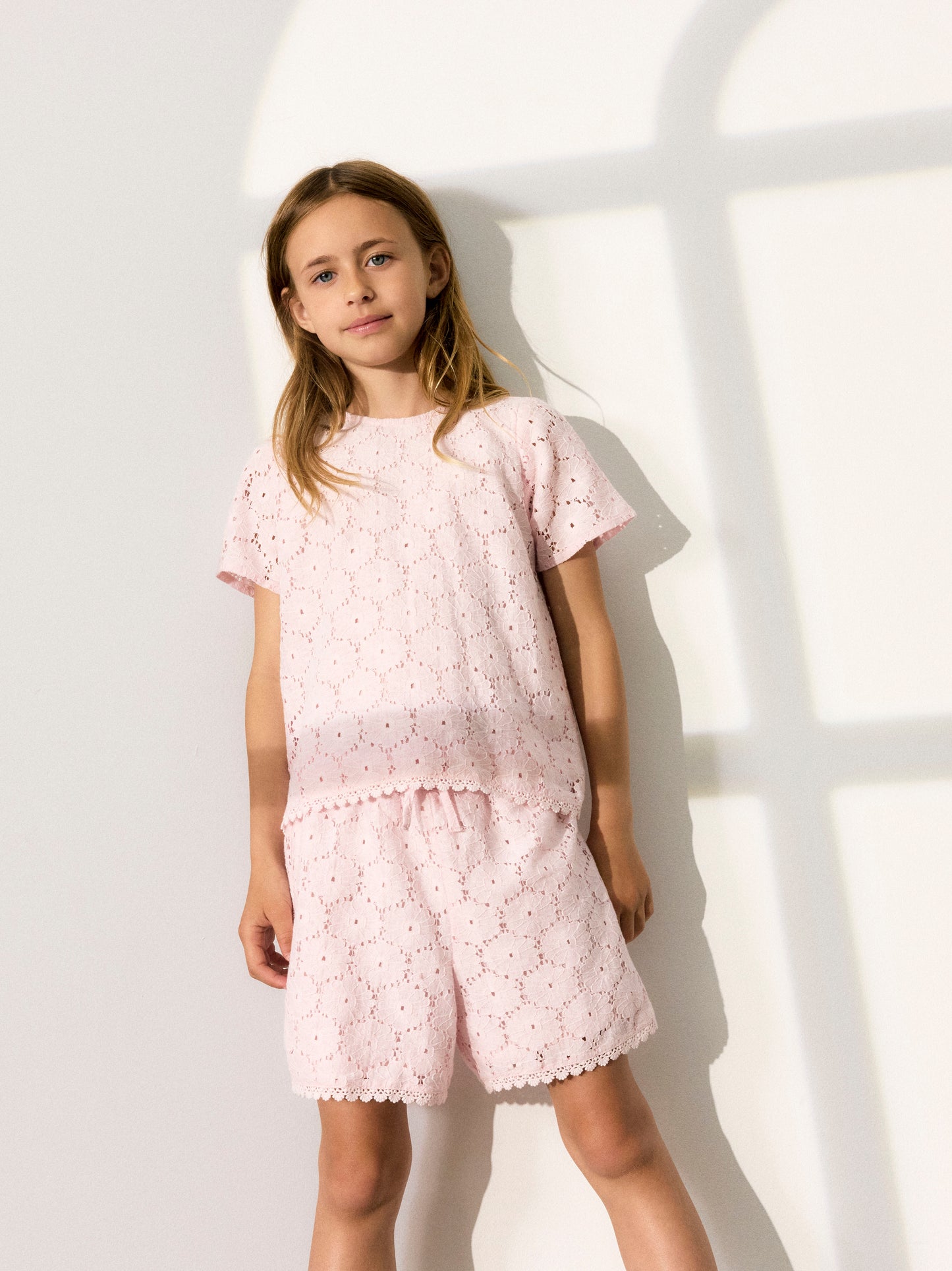 Rosa shorts till flicka i tyg av spets. Broderie anglaise shorts till tjej från Name it.
NKFFETILLE SHORTS
13240819