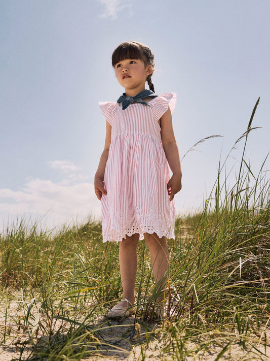 Klassisk vit och röd sommar klänning till flicka. Sommarklänning i lite gammeldags modell, sagolikt vacker axelbands klänning från Name it med spets nertill.
NMFFESINNE CAPSL DRESS
13227302