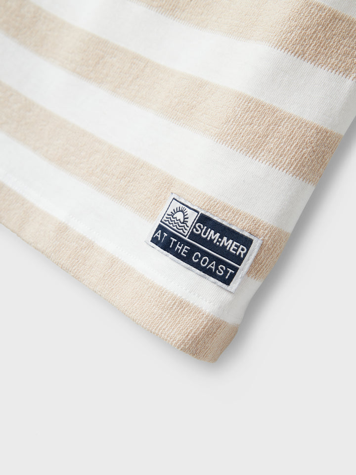 Vit och beige randig t-shirt till pojke. Kortärmad ekologisk t-shirt till kille från Name it.
NKMFERM SS NREG TOP
13241188