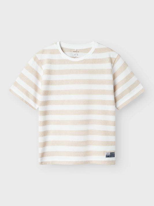 Vit och beige randig t-shirt till pojke. Kortärmad ekologisk t-shirt till kille från Name it.
NKMFERM SS NREG TOP
13241188