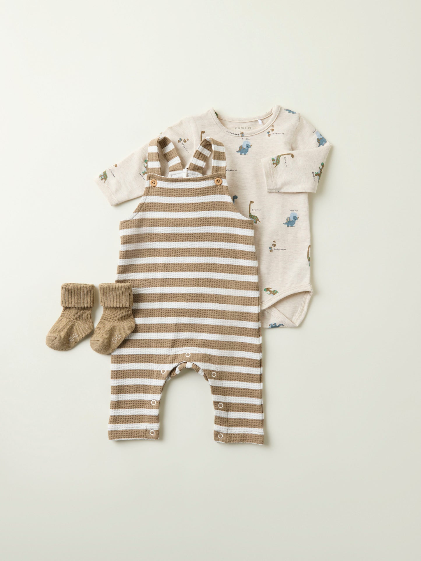 Super gullig baby body till pojke. Bebis bodysuit till liten nyfödd kille. Dino, dinosaurier på ekologiska babykläder från Name it.
NBMDINOS LS BODY
13240874