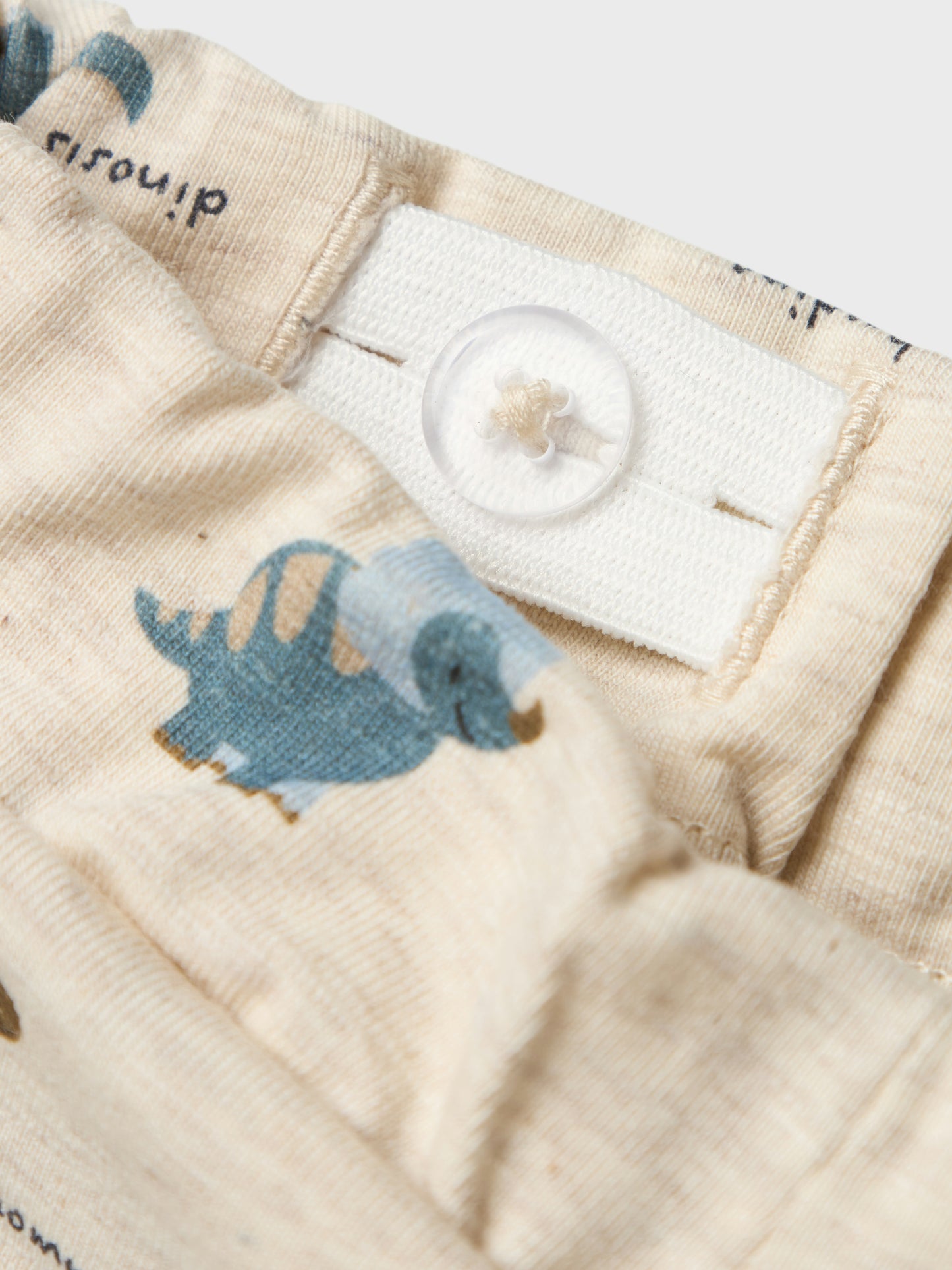 Beige baby byxa med mönster av små dino, dinosaurier. Byxor till bebis pojke, ekologiska babykläder från Name it.
NBMDINOS PANT
13240893