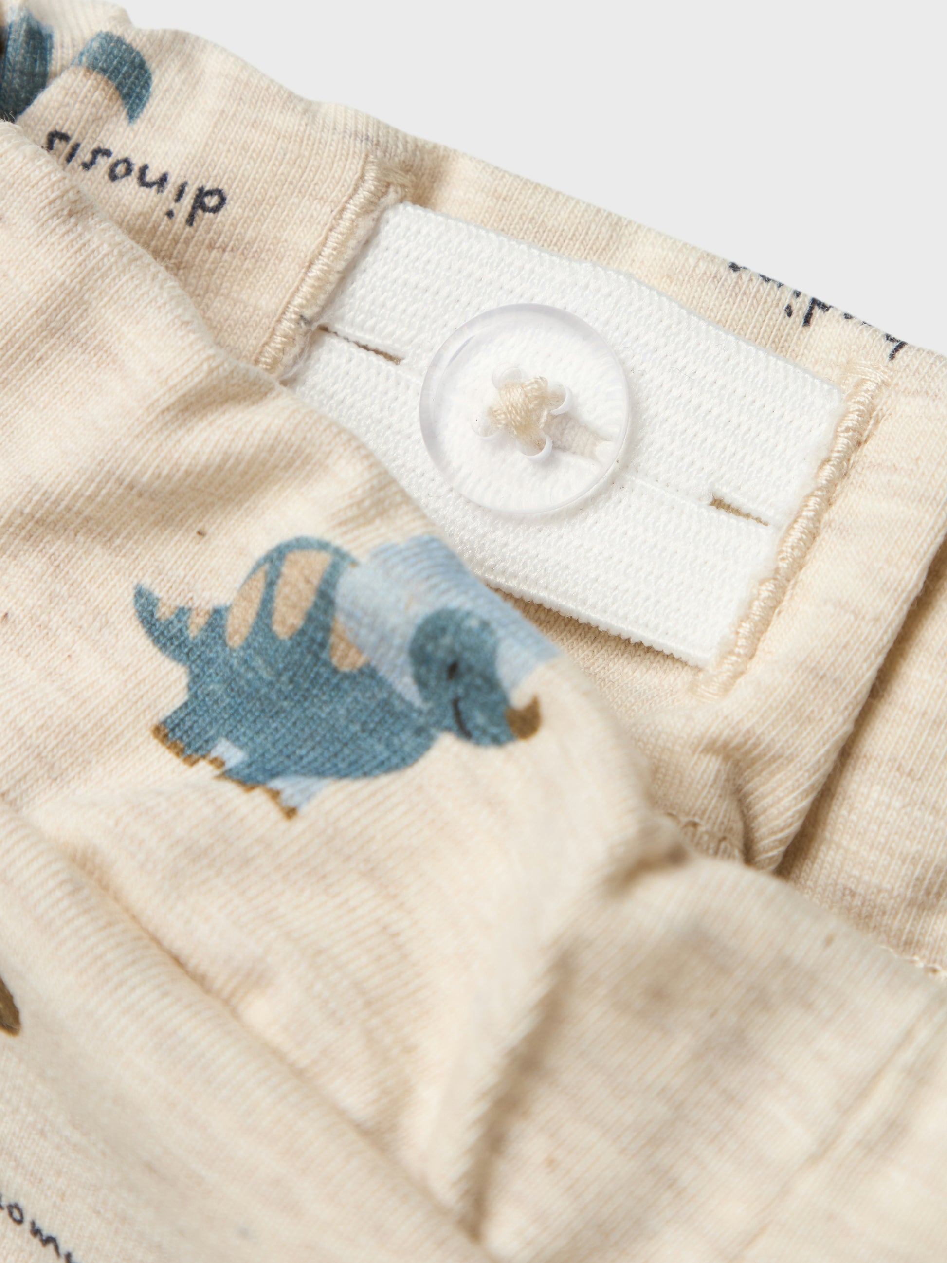 Beige baby byxa med mönster av små dino, dinosaurier. Byxor till bebis pojke, ekologiska babykläder från Name it.
NBMDINOS PANT
13240893