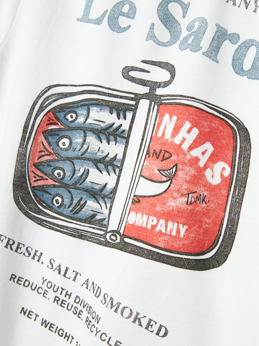 Vit kortärmad t-shirt till pojke. T-shirt med Sardin tryck i blå, backprint ekologiska barn och ungdomskläder till kille från Name it.
NKMFOND SS NREG TOP BOX
13241231