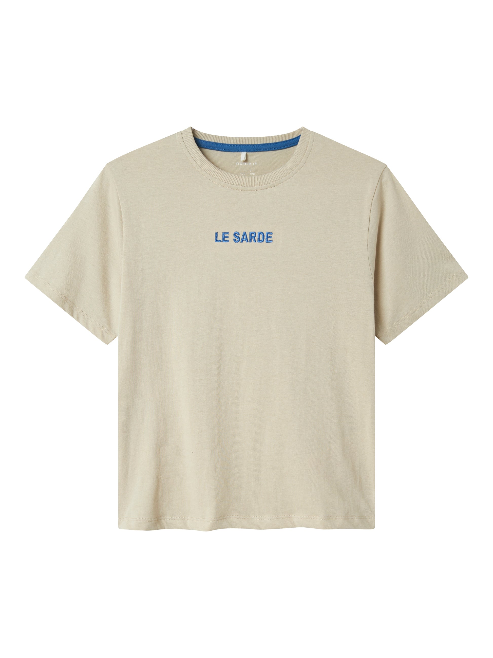 Beige kortärmad t-shirt till pojke. T-shirt med Sardin tryck i blå, backprint ekologiska barn och ungdomskläder till kille från Name it.
NKMFOND SS NREG TOP BOX
13241231