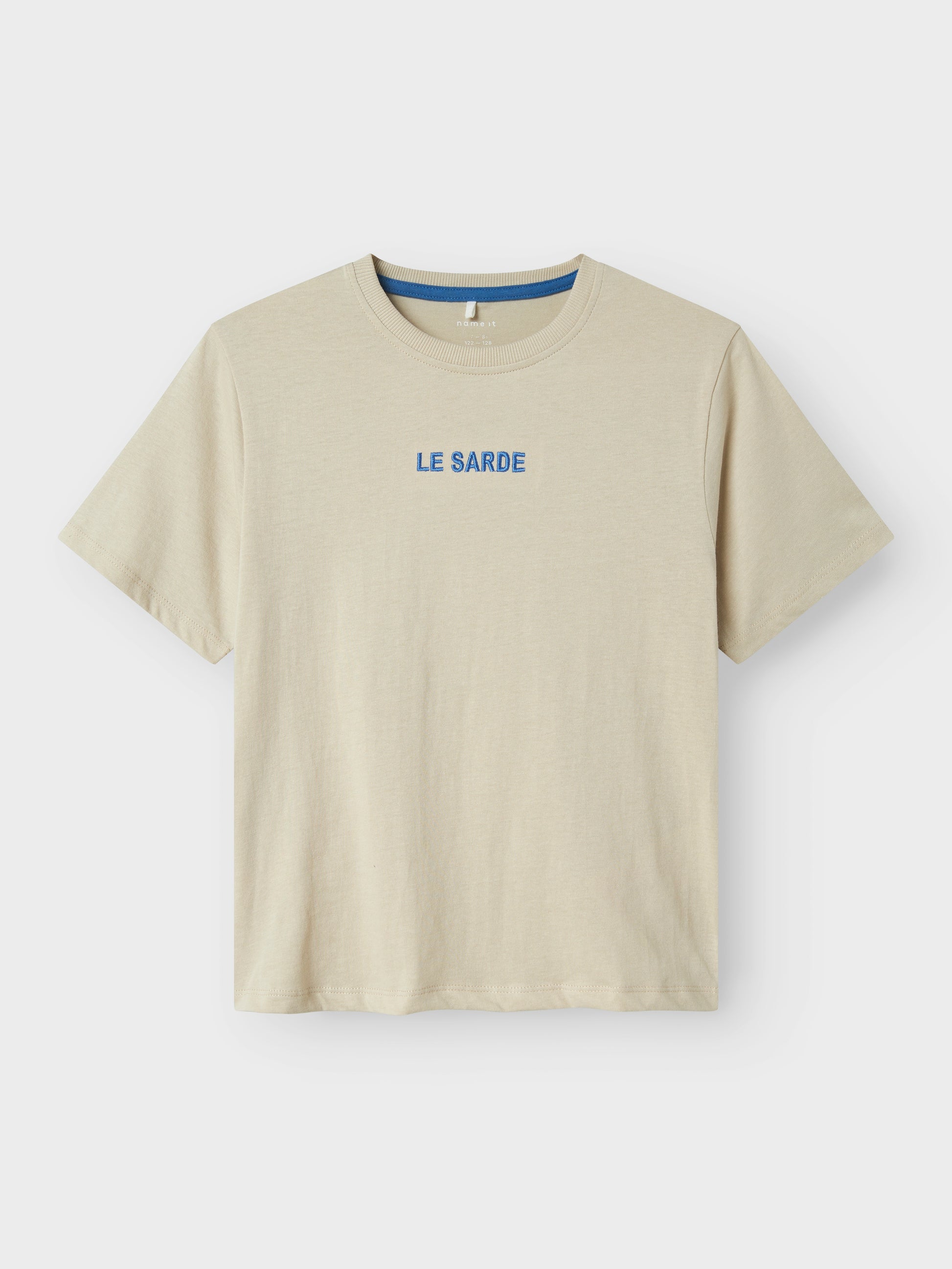 Beige kortärmad t-shirt till pojke. T-shirt med Sardin tryck i blå, backprint ekologiska barn och ungdomskläder till kille från Name it.
NKMFOND SS NREG TOP BOX
13241231