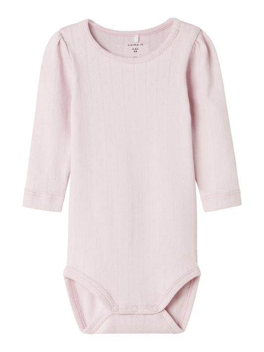 Söt rosa baby body med spets och små hjärtan. Bebis bodysuit till flicka. Ekologiska babykläder från Name it.
NBFDAGNES LS BODY
13241089