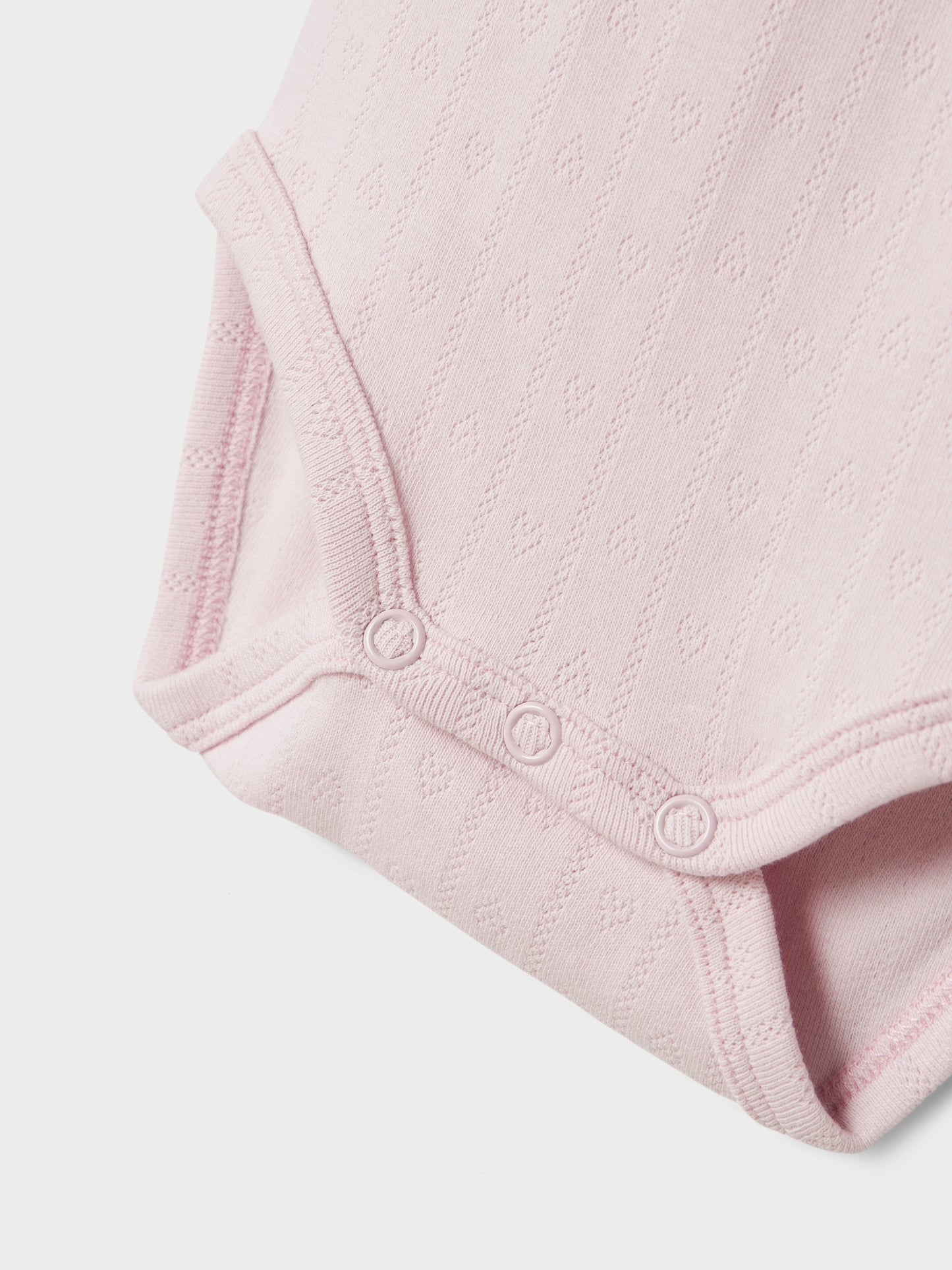 Söt rosa baby body med spets och små hjärtan. Bebis bodysuit till flicka. Ekologiska babykläder från Name it.
NBFDAGNES LS BODY
13241089