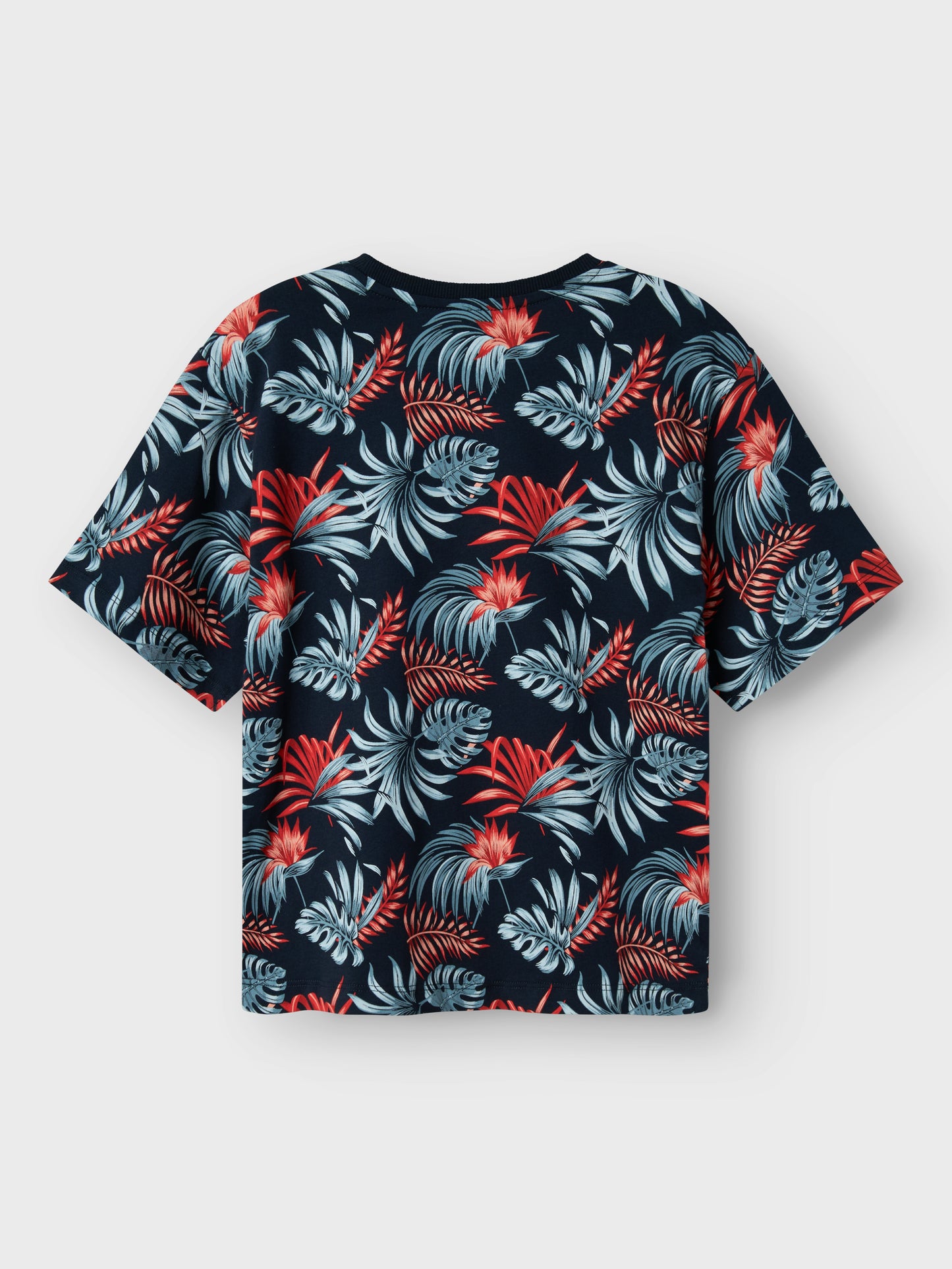 Blommig mönstrad t-shirt hawaii print till pojke, kille barn och ungdom. Ekologiska barnkläder från Name it.
NKMFANGO SS NREG TOP BOX
13241235