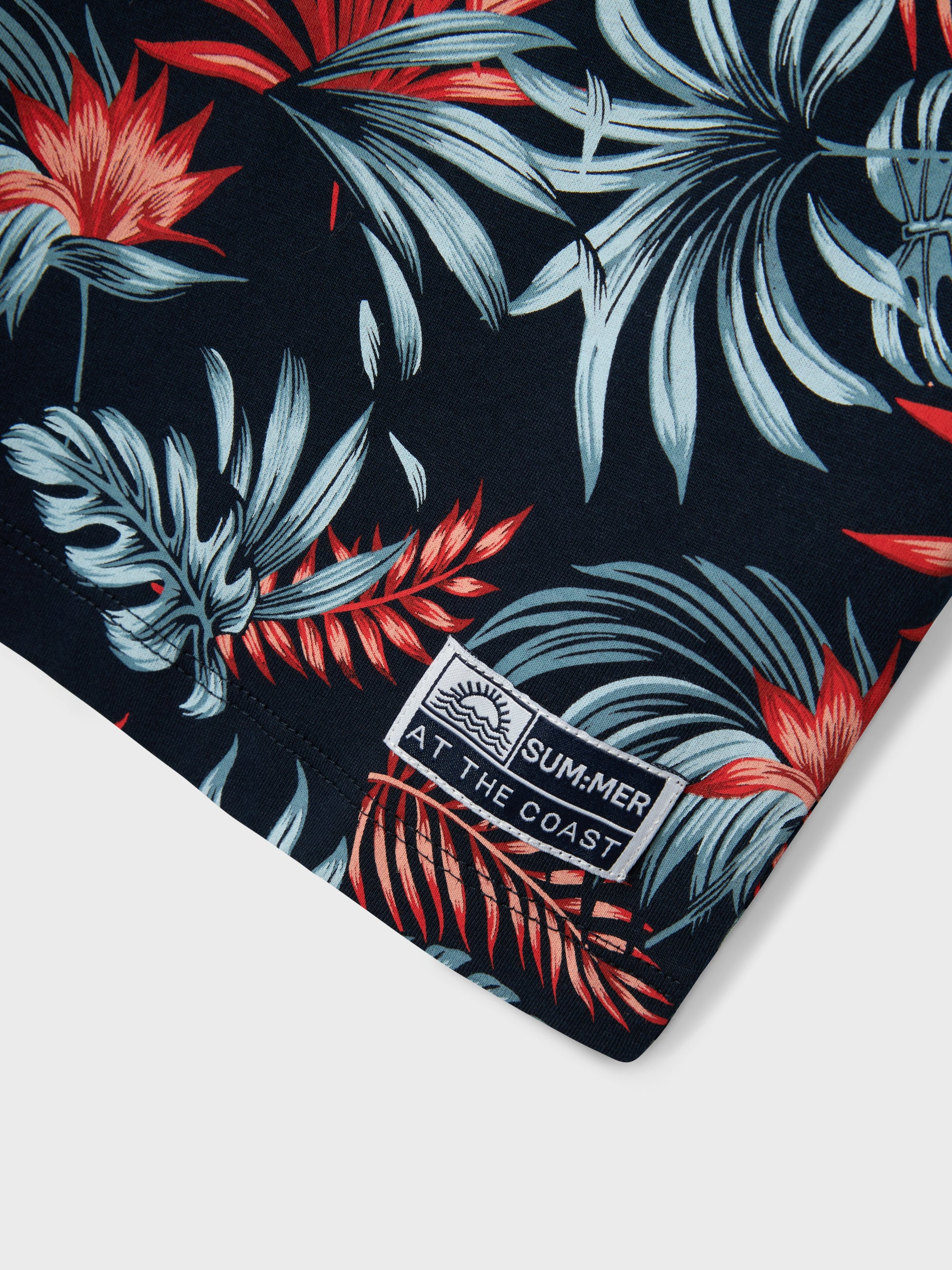 Blommig mönstrad t-shirt hawaii print till pojke, kille barn och ungdom. Ekologiska barnkläder från Name it.
NKMFANGO SS NREG TOP BOX
13241235