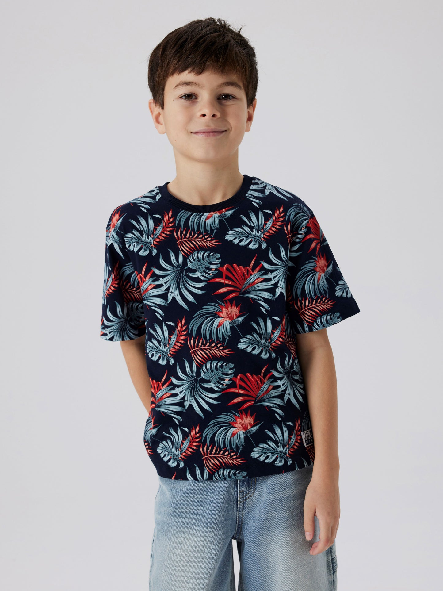 Blommig mönstrad t-shirt hawaii print till pojke, kille barn och ungdom. Ekologiska barnkläder från Name it.
NKMFANGO SS NREG TOP BOX
13241235