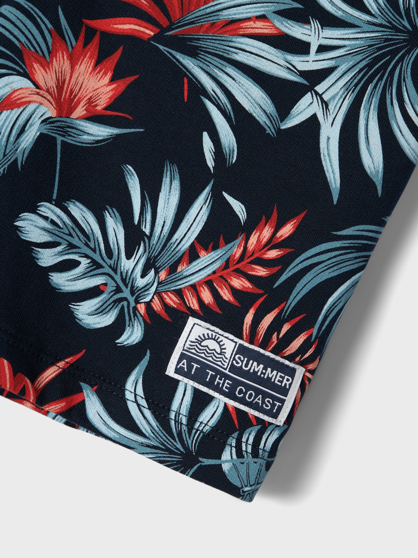 Hawaii mönstrade blå shorts i ekologisk bomull till pojke, kille. Barn och ungdoms shorts från Name it med blommor och blad.
NKMFANGO SWEAT SHORTS UNB
13241256