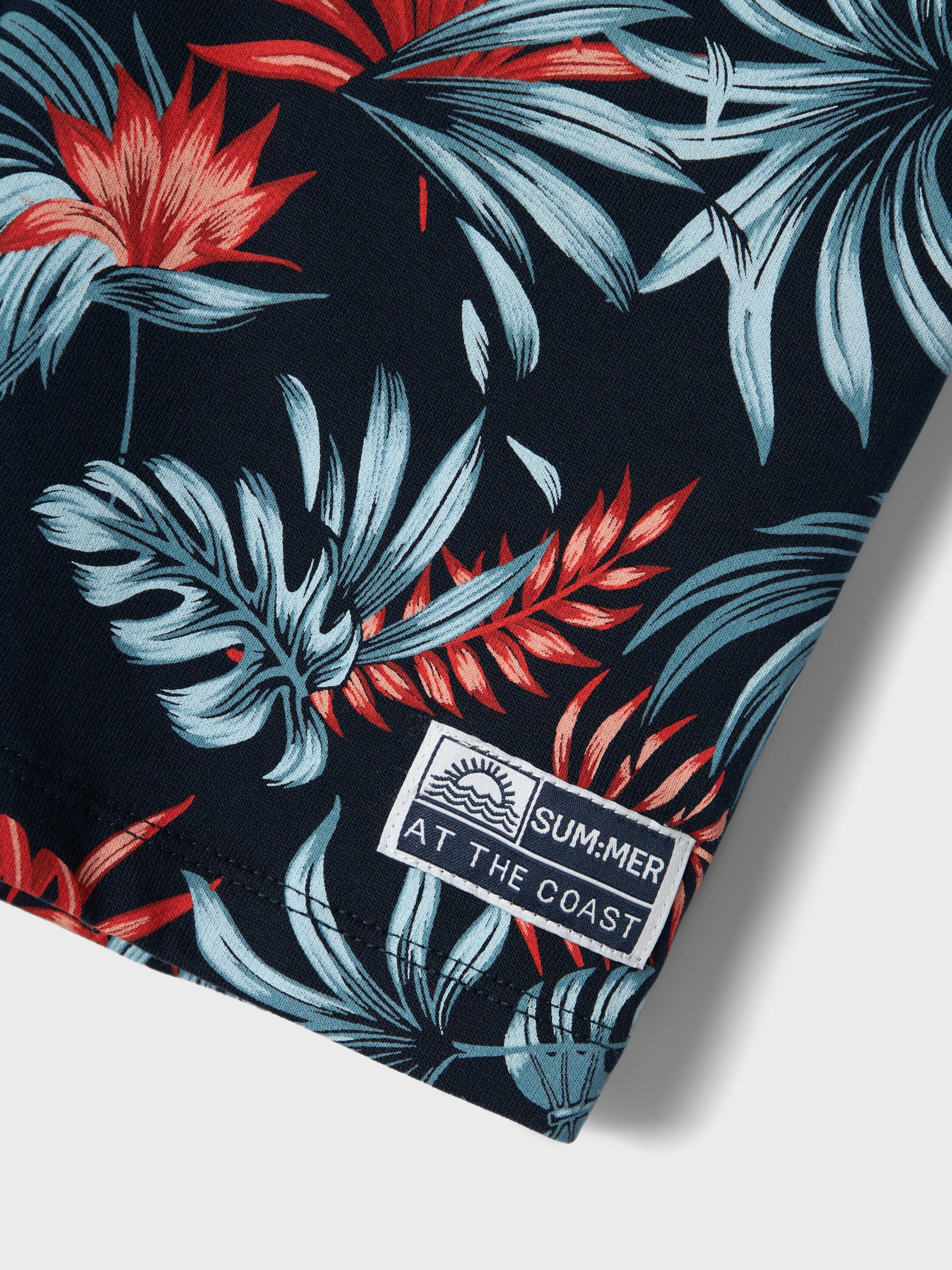 Hawaii mönstrade blå shorts i ekologisk bomull till pojke, kille. Barn och ungdoms shorts från Name it med blommor och blad.
NKMFANGO SWEAT SHORTS UNB
13241256