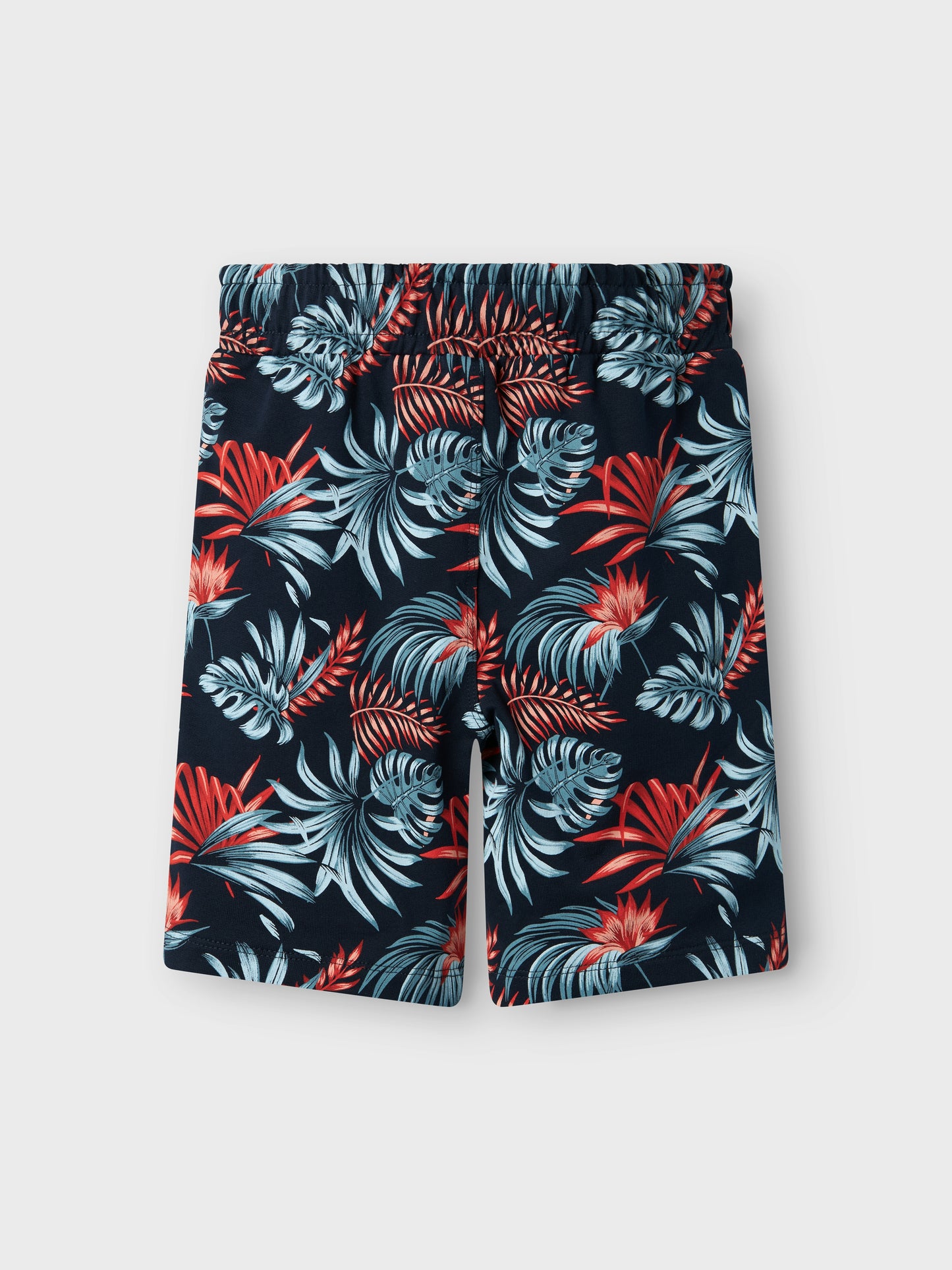 Hawaii mönstrade blå shorts i ekologisk bomull till pojke, kille. Barn och ungdoms shorts från Name it med blommor och blad.
NKMFANGO SWEAT SHORTS UNB
13241256