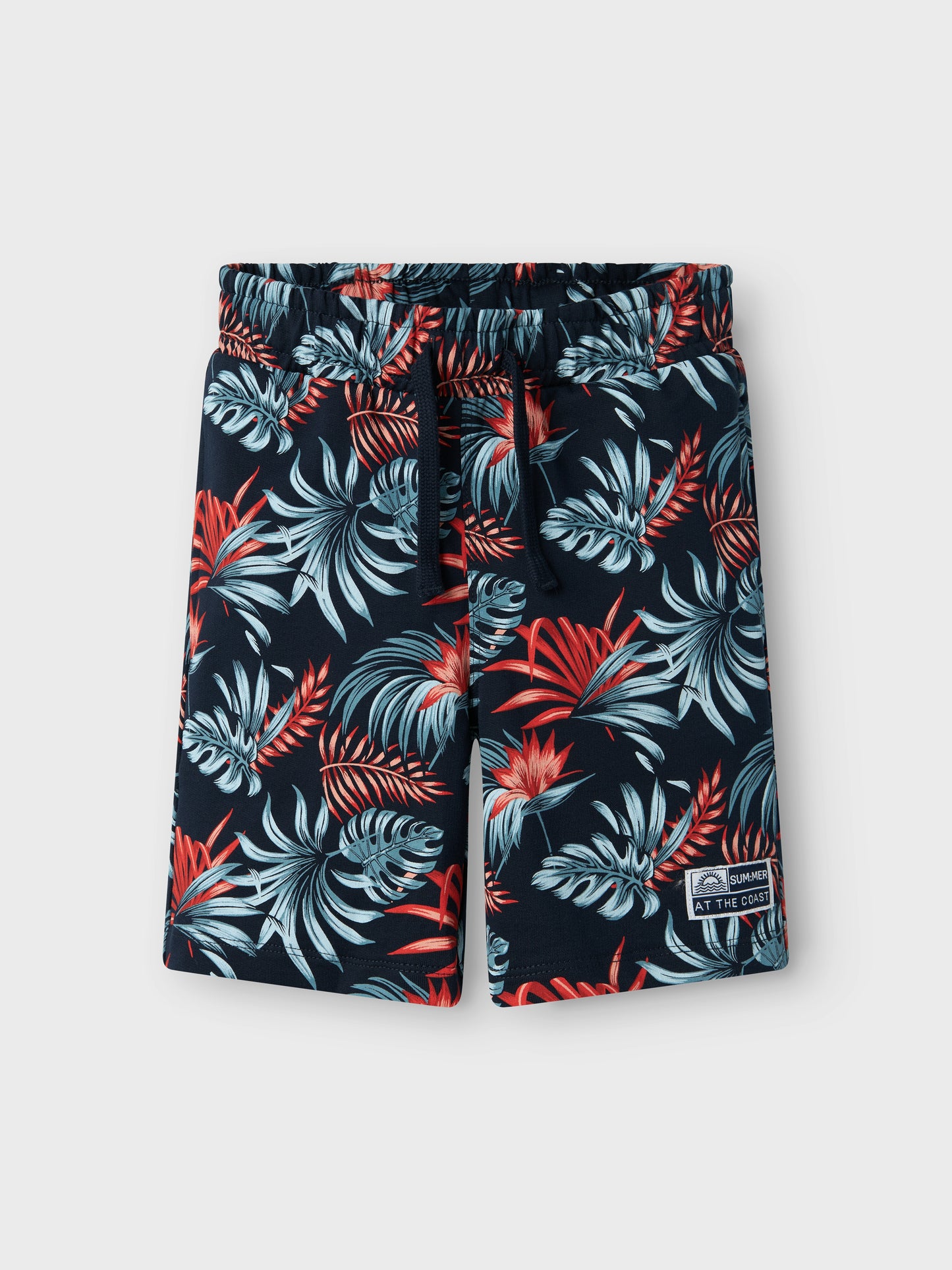Hawaii mönstrade blå shorts i ekologisk bomull till pojke, kille. Barn och ungdoms shorts från Name it med blommor och blad.
NKMFANGO SWEAT SHORTS UNB
13241256