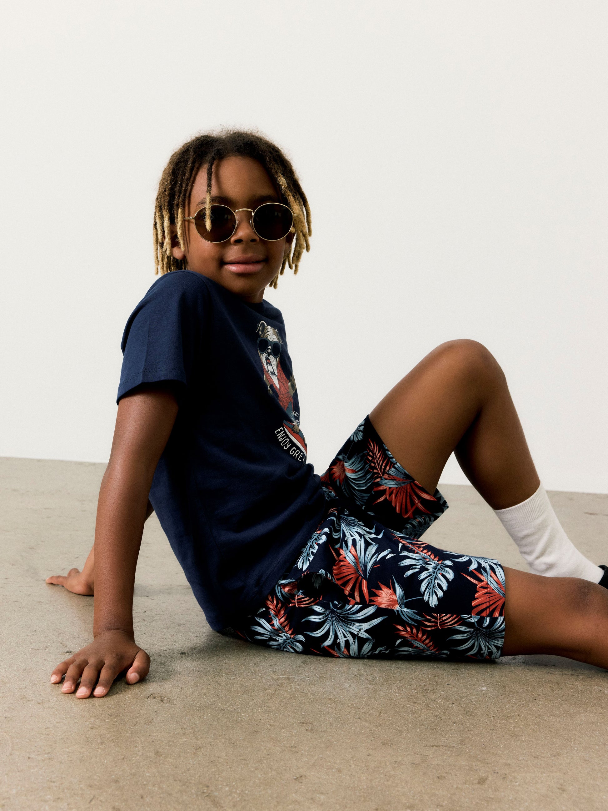 Hawaii mönstrade blå shorts i ekologisk bomull till pojke, kille. Barn och ungdoms shorts från Name it med blommor och blad.
NKMFANGO SWEAT SHORTS UNB
13241256