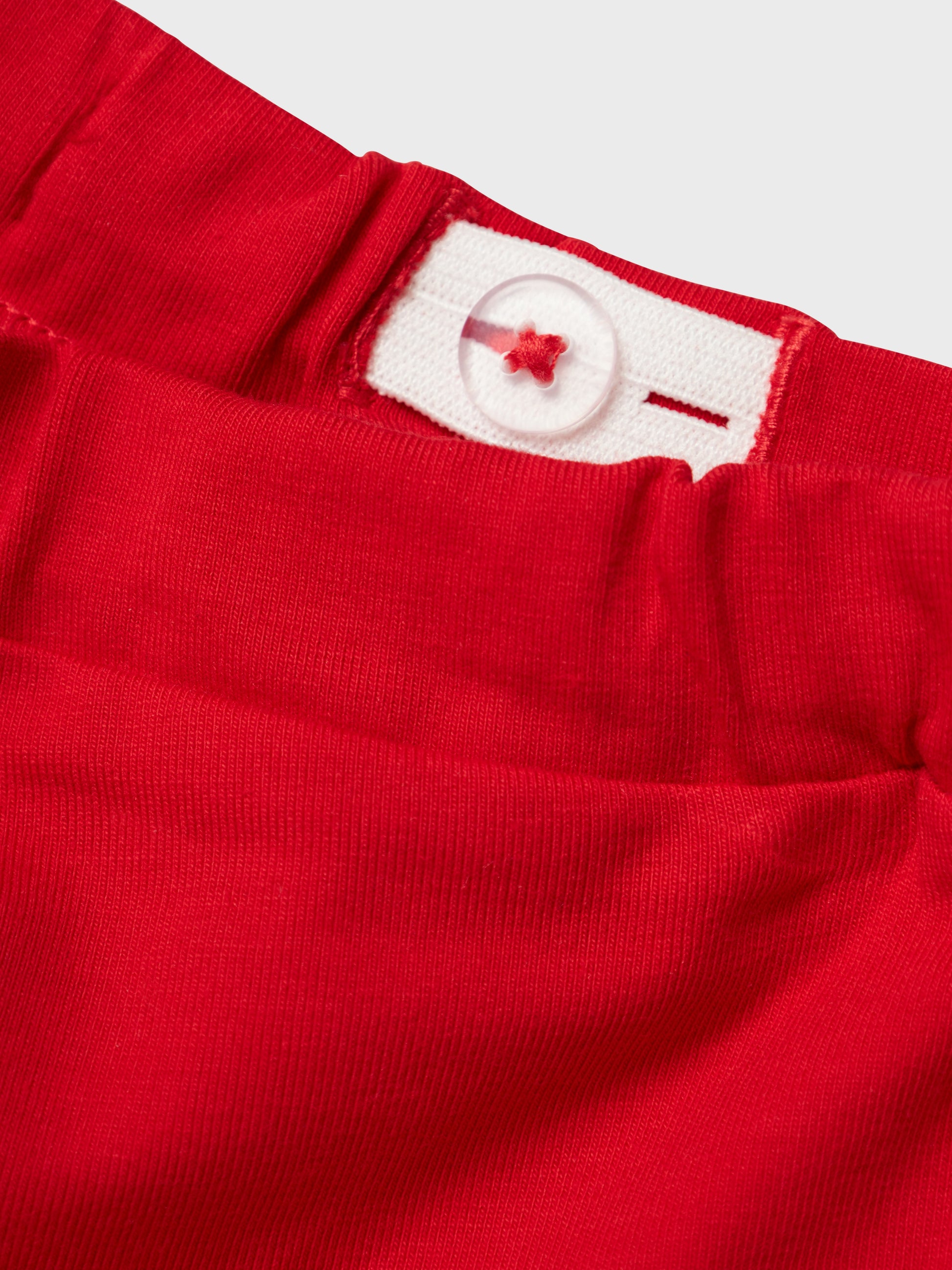 Röd enfärgad baby shorts till nyfödd flicka. Bebis shorts perfekt för varma sommardagar i ekologisk bomull från Name it.
NBFFANCY SHORTS
13241175