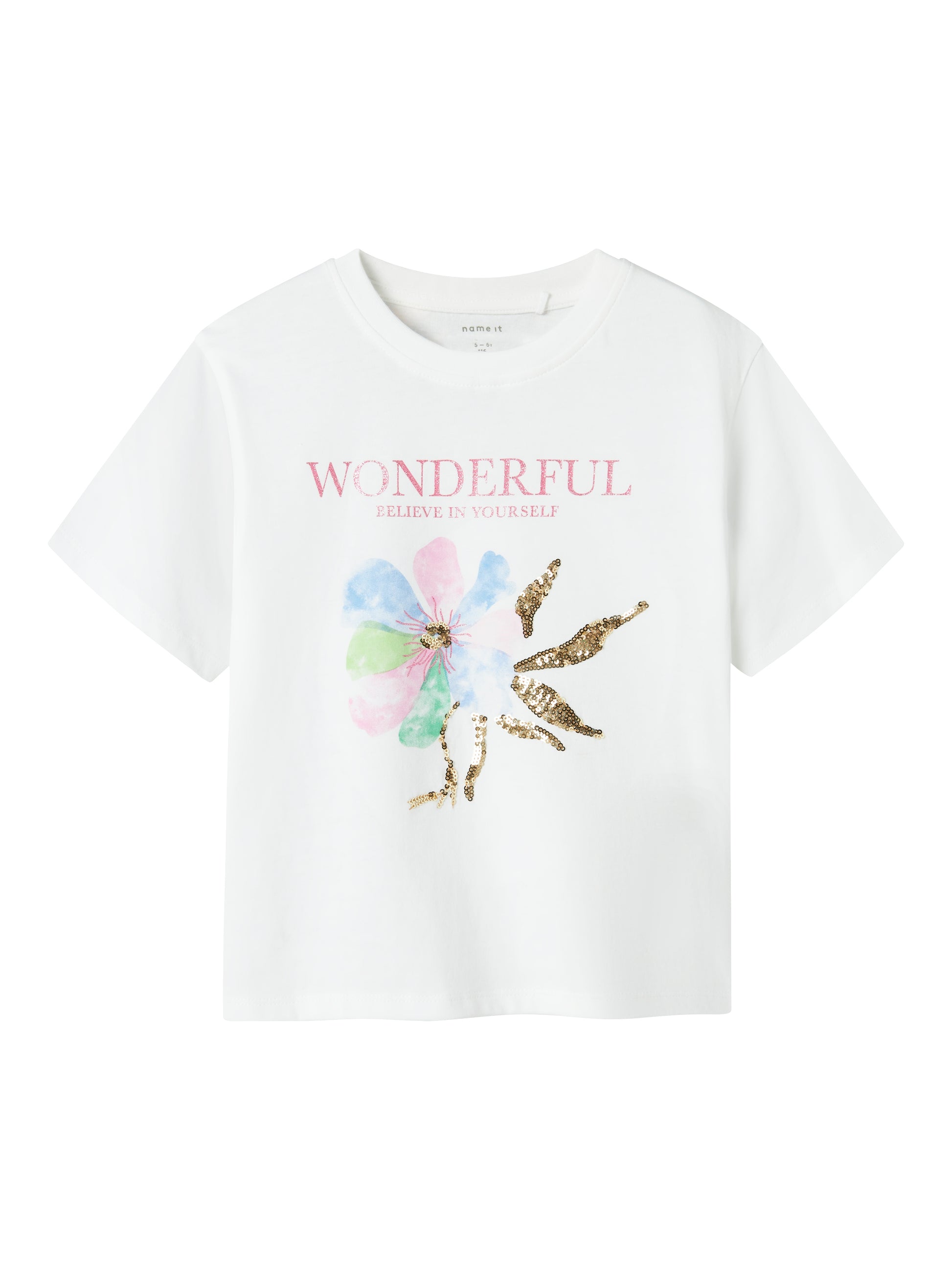 Vit t-shirt i ekologisk bomull till tjej. Stor blomma på denna topp till flicka.
NKFDUKKO SS NREG TOP BOX
13240652