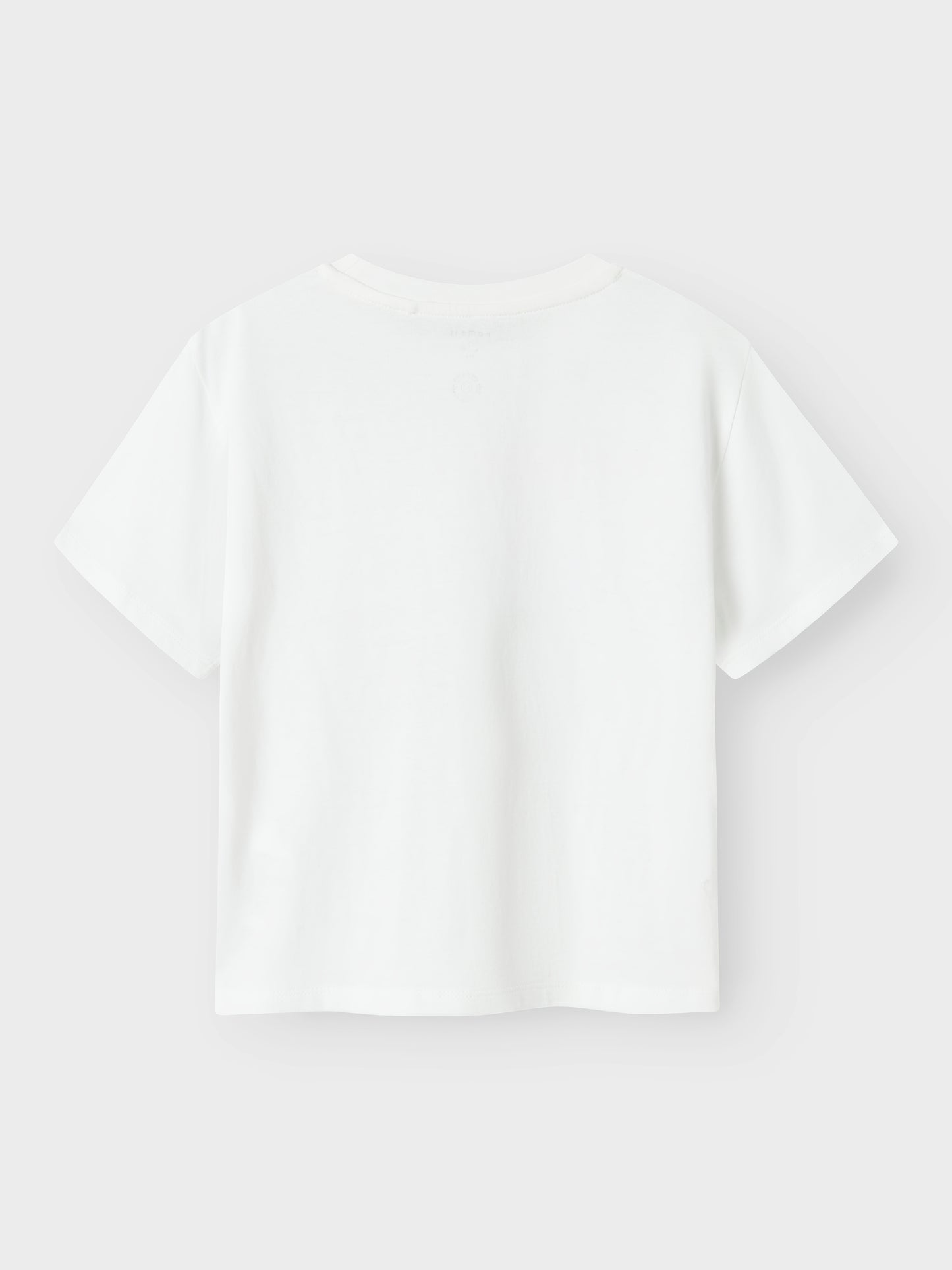 Vit t-shirt i ekologisk bomull till tjej. Stor blomma på denna topp till flicka.
NKFDUKKO SS NREG TOP BOX
13240652
