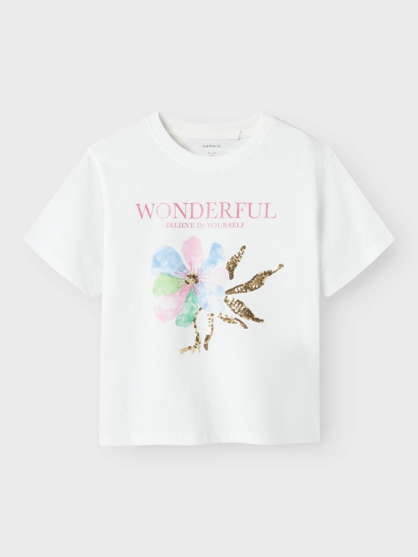Vit t-shirt i ekologisk bomull till tjej. Stor blomma på denna topp till flicka.
NKFDUKKO SS NREG TOP BOX
13240652