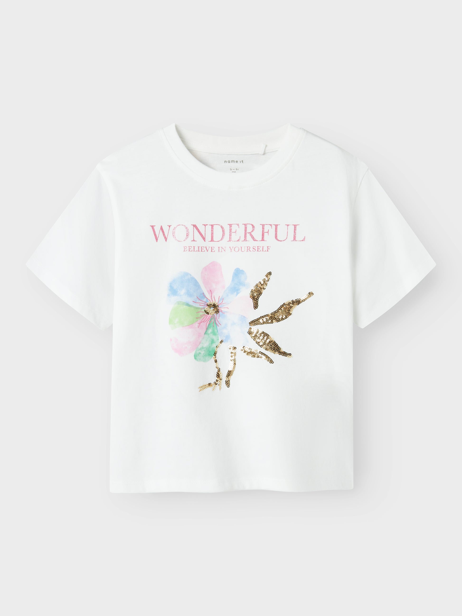 Vit t-shirt i ekologisk bomull till tjej. Stor blomma på denna topp till flicka.
NKFDUKKO SS NREG TOP BOX
13240652