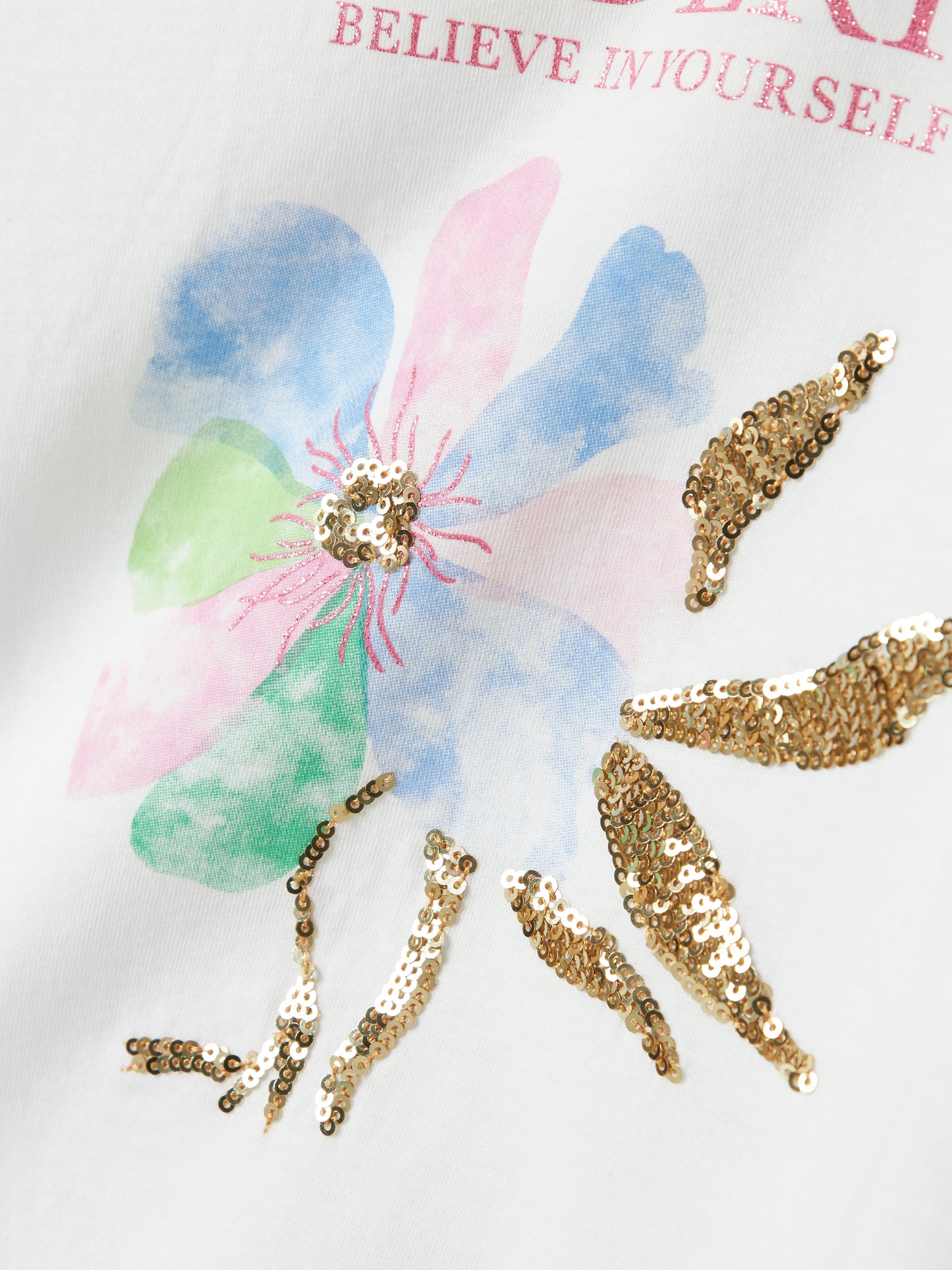 Vit t-shirt i ekologisk bomull till tjej. Stor blomma på denna topp till flicka.
NKFDUKKO SS NREG TOP BOX
13240652