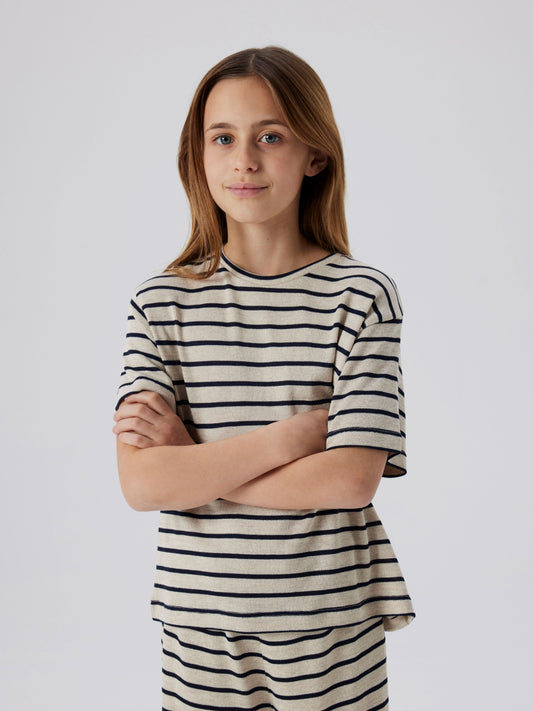 Tjej klädd i randig viscose topp . Svart, beige t-shirt till flicka från Name it.
NKFDALLA SS NREG TOP
13240662