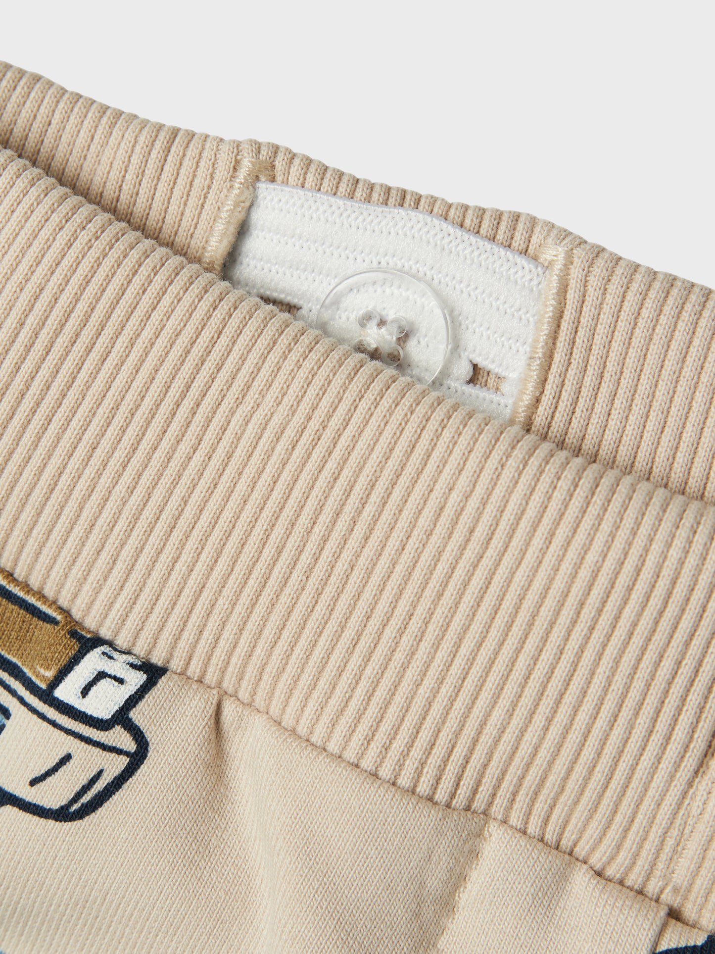 Beige joggingbyxa till pojke. Ekologiska barnkläder från Name it. Dessa byxor med polis och brandkår är en skön mysbyxa till liten kille.
NMMDIBBO NREG SWEAT PANT UNB
13241050